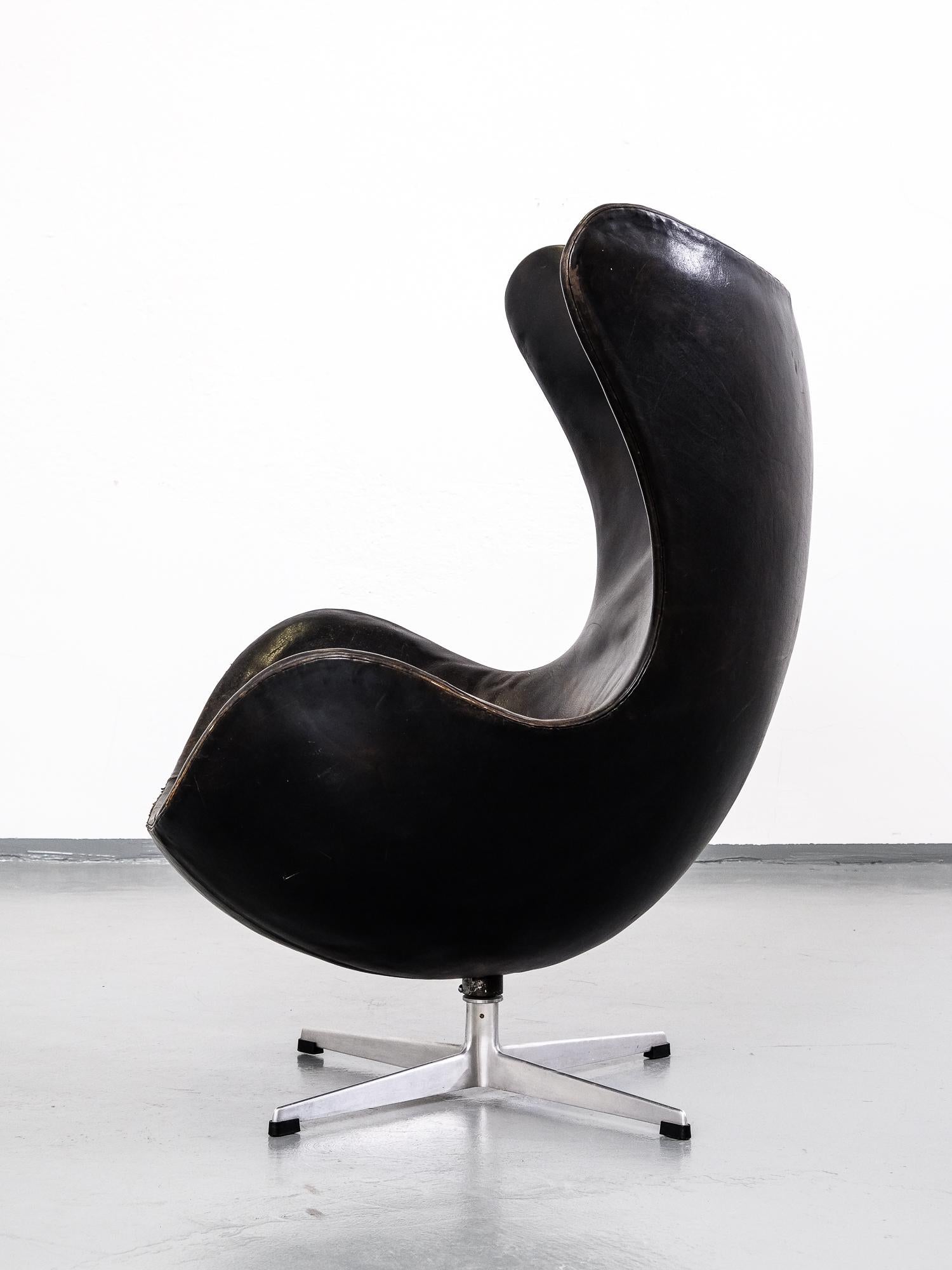 Scandinavian Modern Arne Jacobsen Egg Chair Model 3316 in Original Leather by Fritz Hansen, 1960s