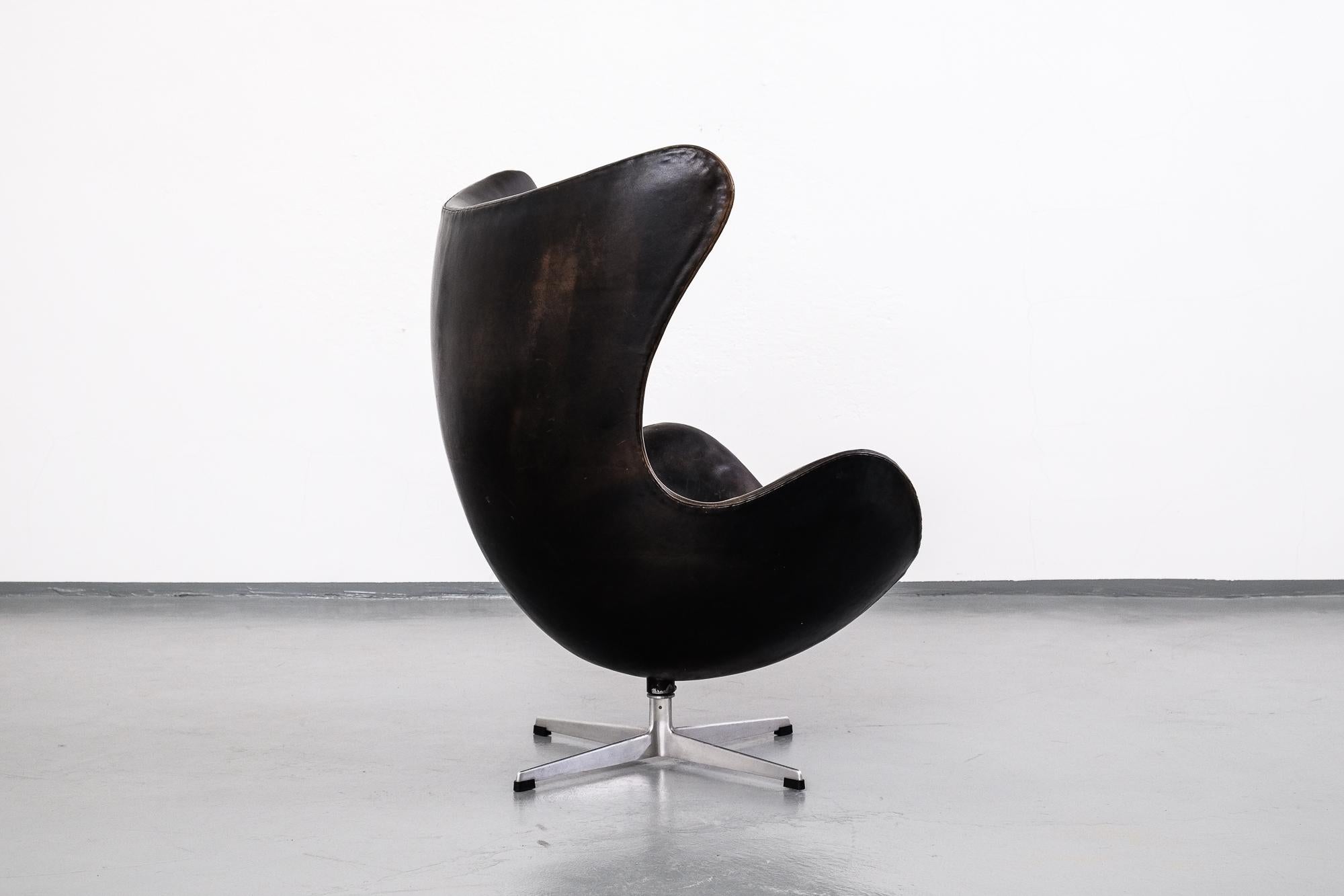 Danish Arne Jacobsen Egg Chair Model 3316 in Original Leather by Fritz Hansen, 1960s