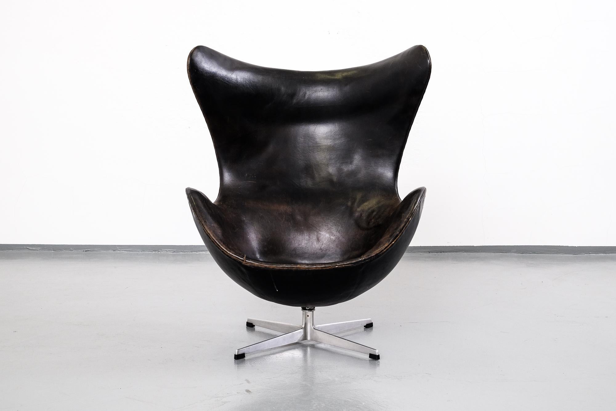 Arne Jacobsen Egg Chair Model 3316 in Original Leather by Fritz Hansen, 1960s In Distressed Condition In Helsinki, FI