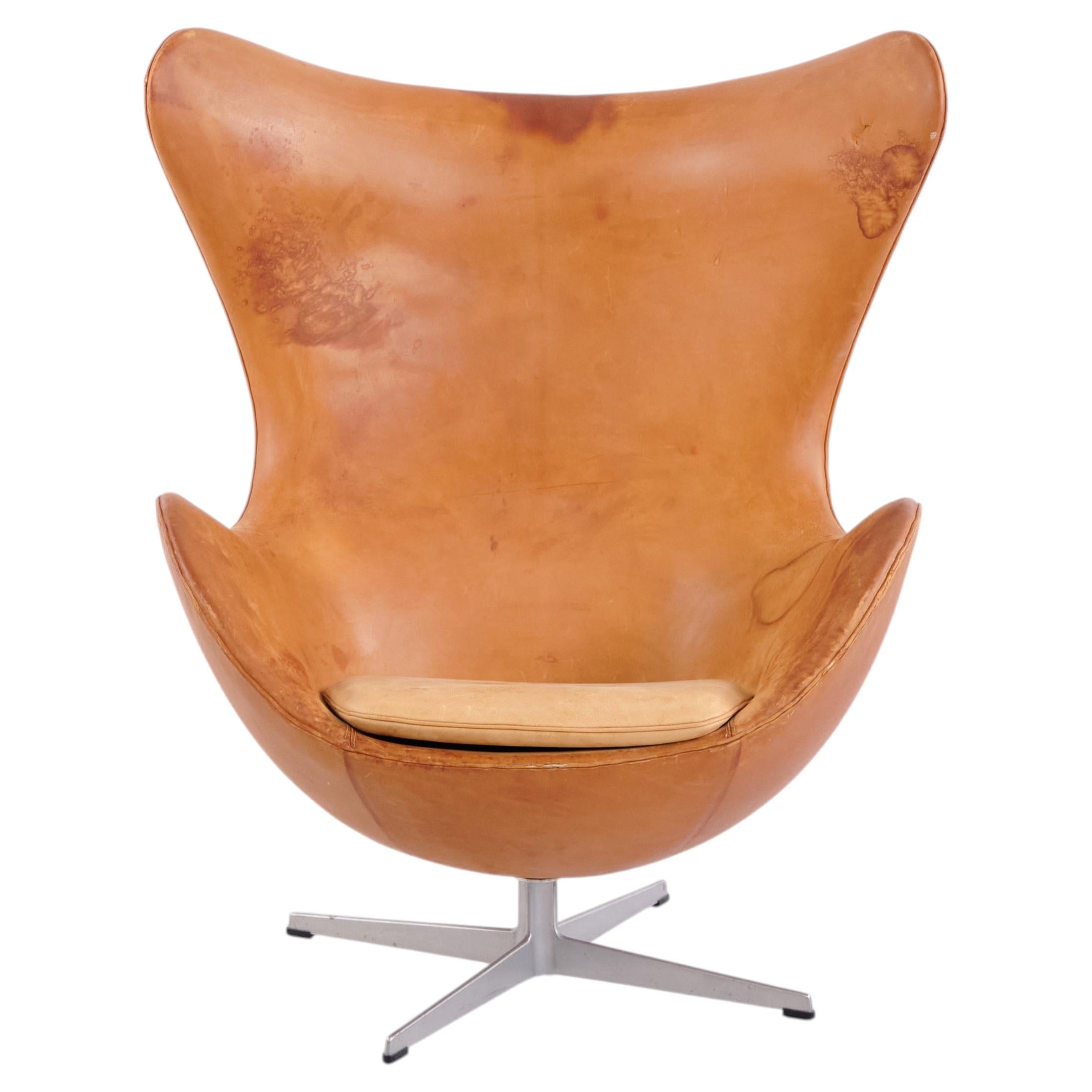 Arne Jacobsen Egg Chair Model 3316 in Original Natural Leather by Fritz Hansen For Sale