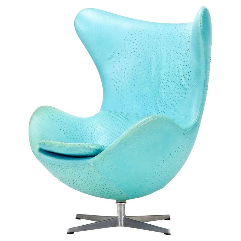Arne Jacobsen Egg chair, Robin Egg Blue Ostrich Leather, Fritz Hansen, Denmark, 1958. Stunning early piece in original mid-century, vibrant blue - turquoise ostrich leather. Labeled and numbered. Made in Denmark by Fritz Hansen
Provenance: Important