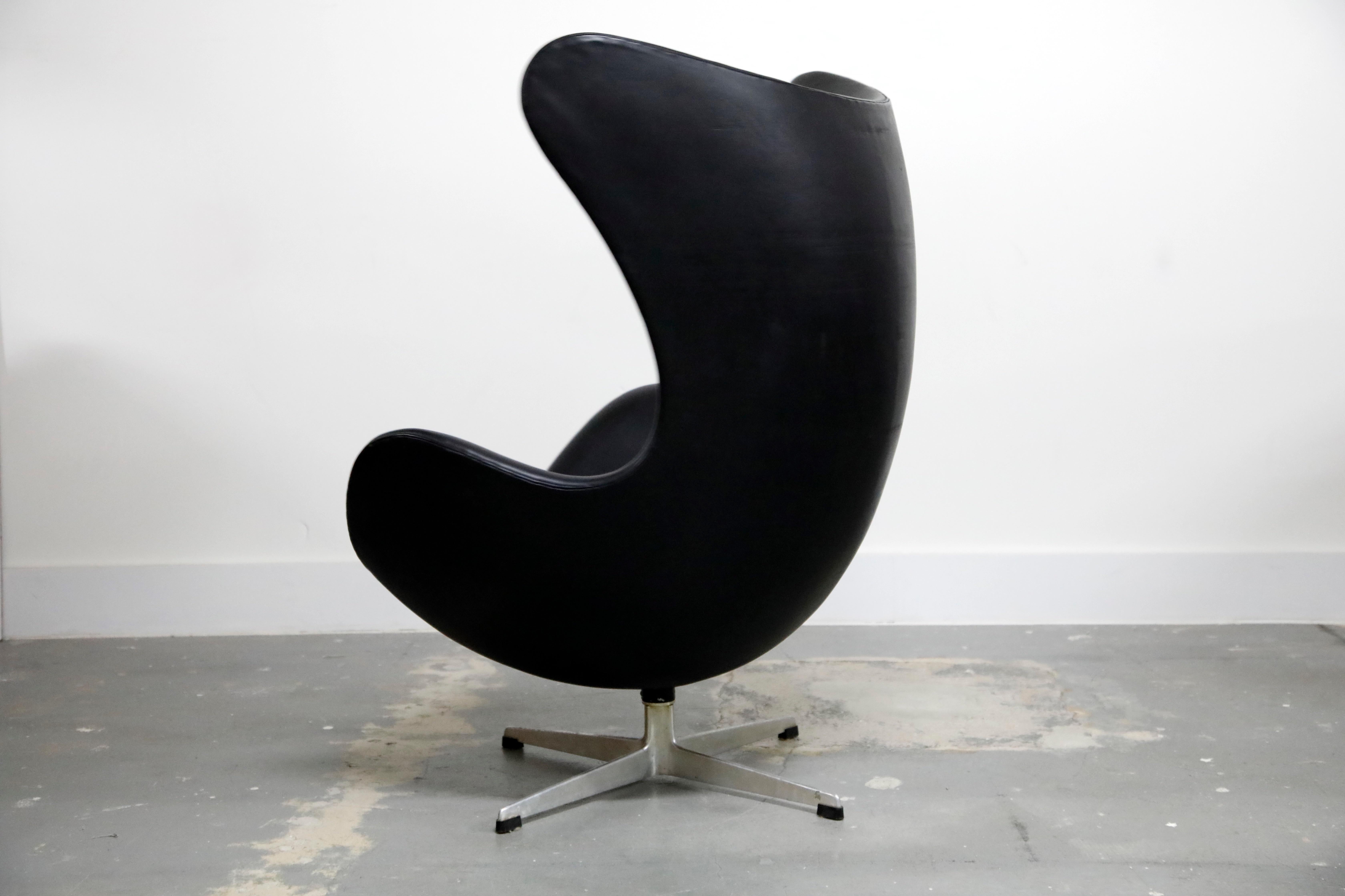 Arne Jacobsen Egg Chair & Stool for Fritz Hansen with Original Leather, Signed 1