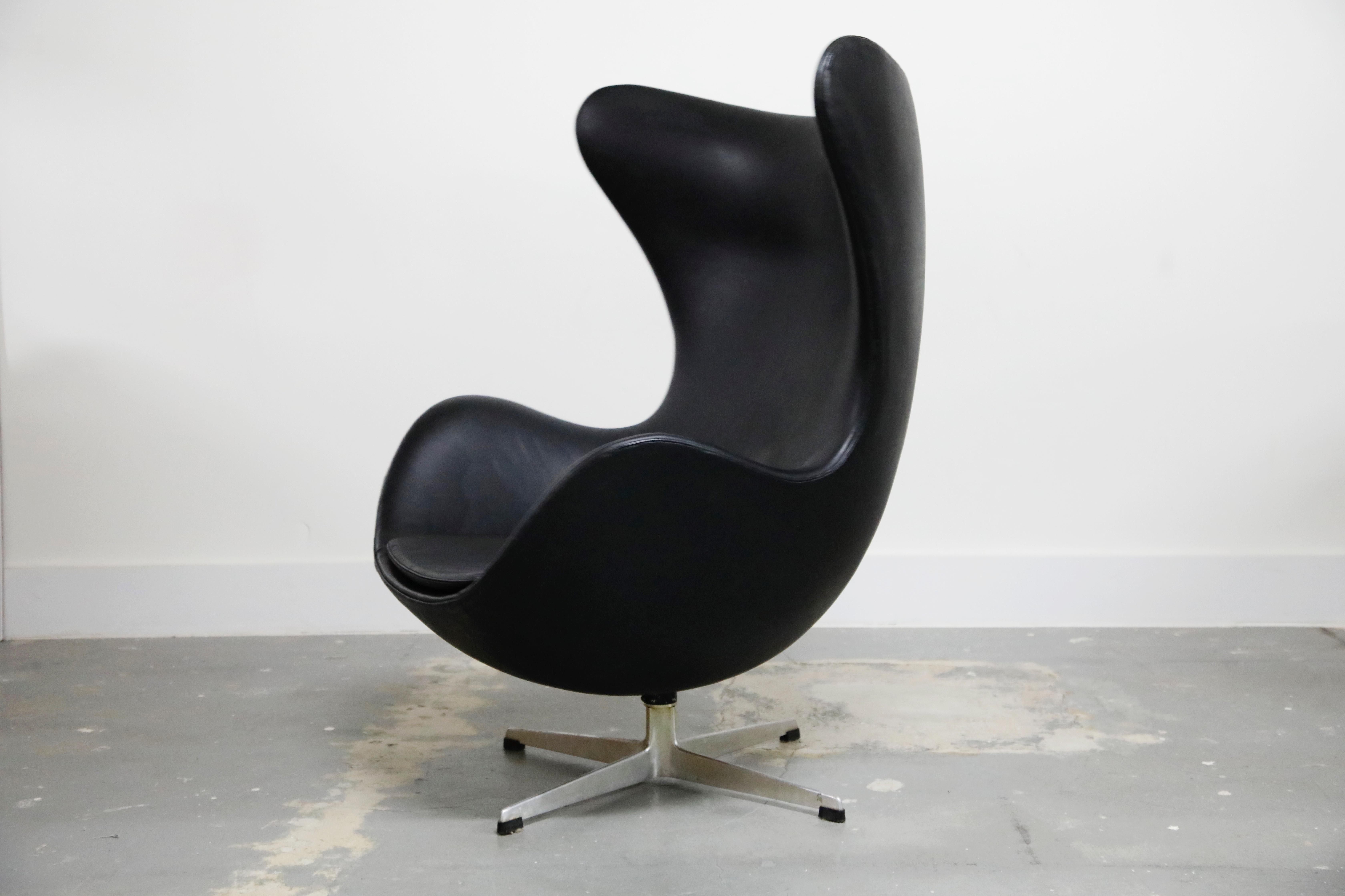 Arne Jacobsen Egg Chair & Stool for Fritz Hansen with Original Leather, Signed 3