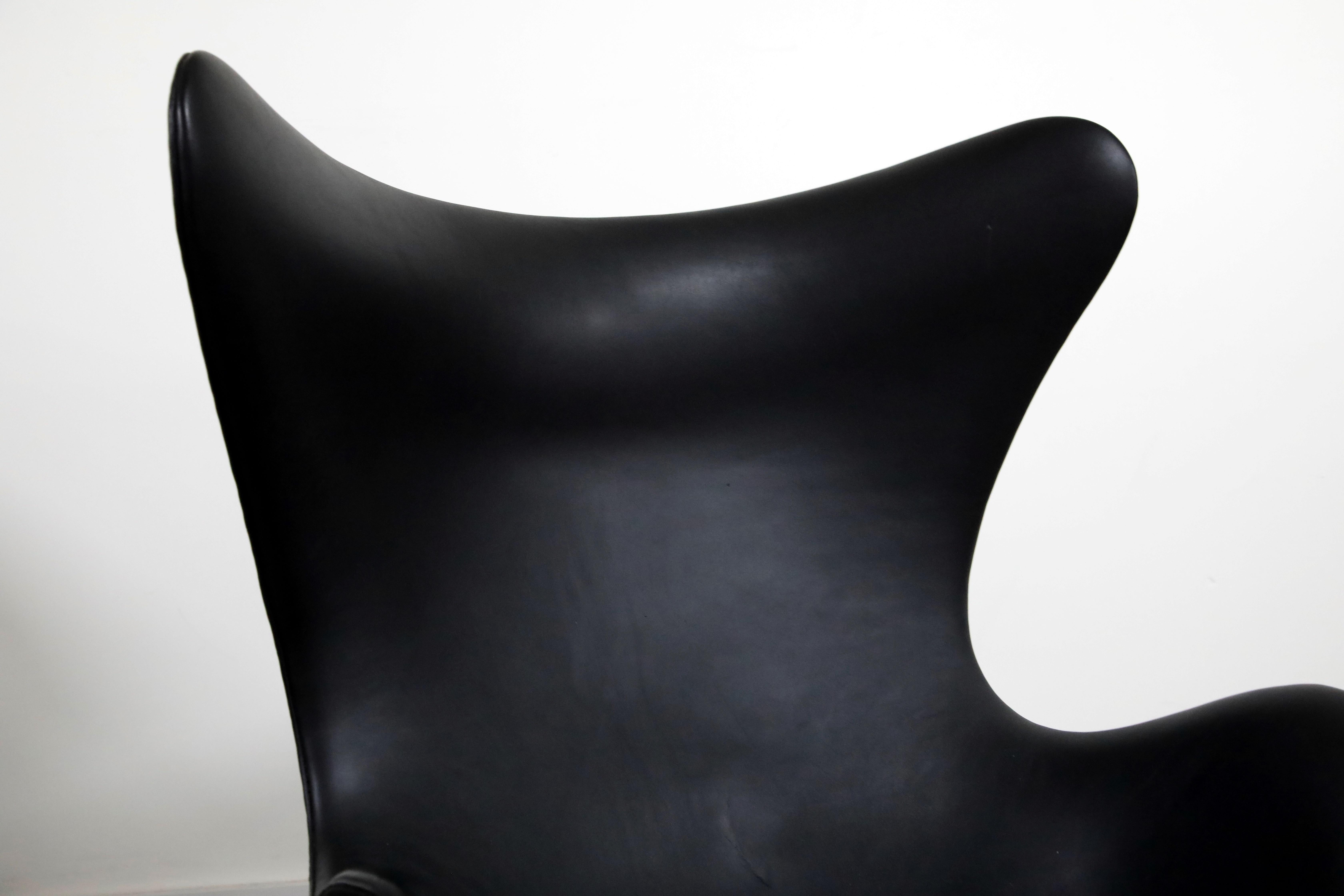 Arne Jacobsen Egg Chair & Stool for Fritz Hansen with Original Leather, Signed 4