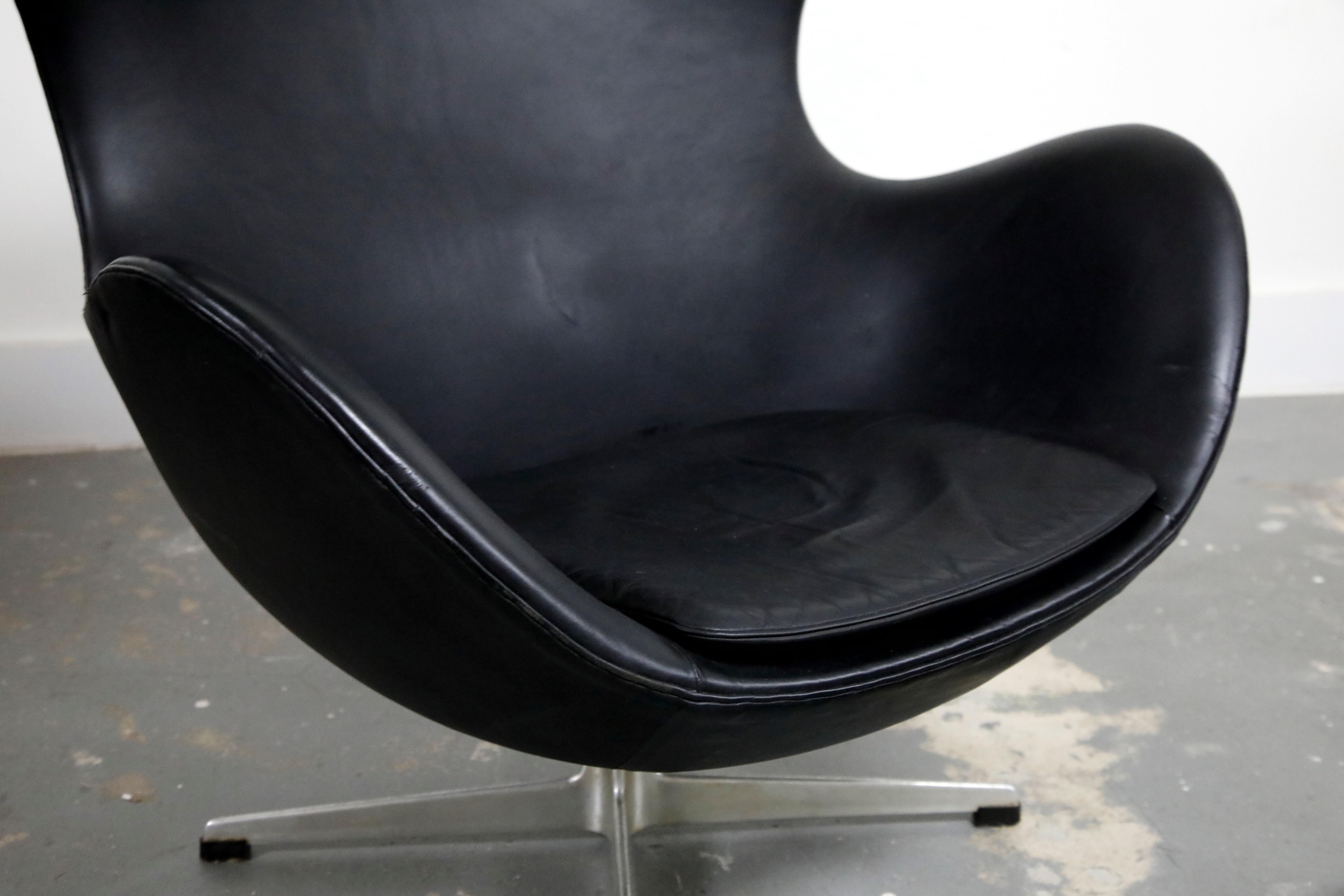 Arne Jacobsen Egg Chair & Stool for Fritz Hansen with Original Leather, Signed 5