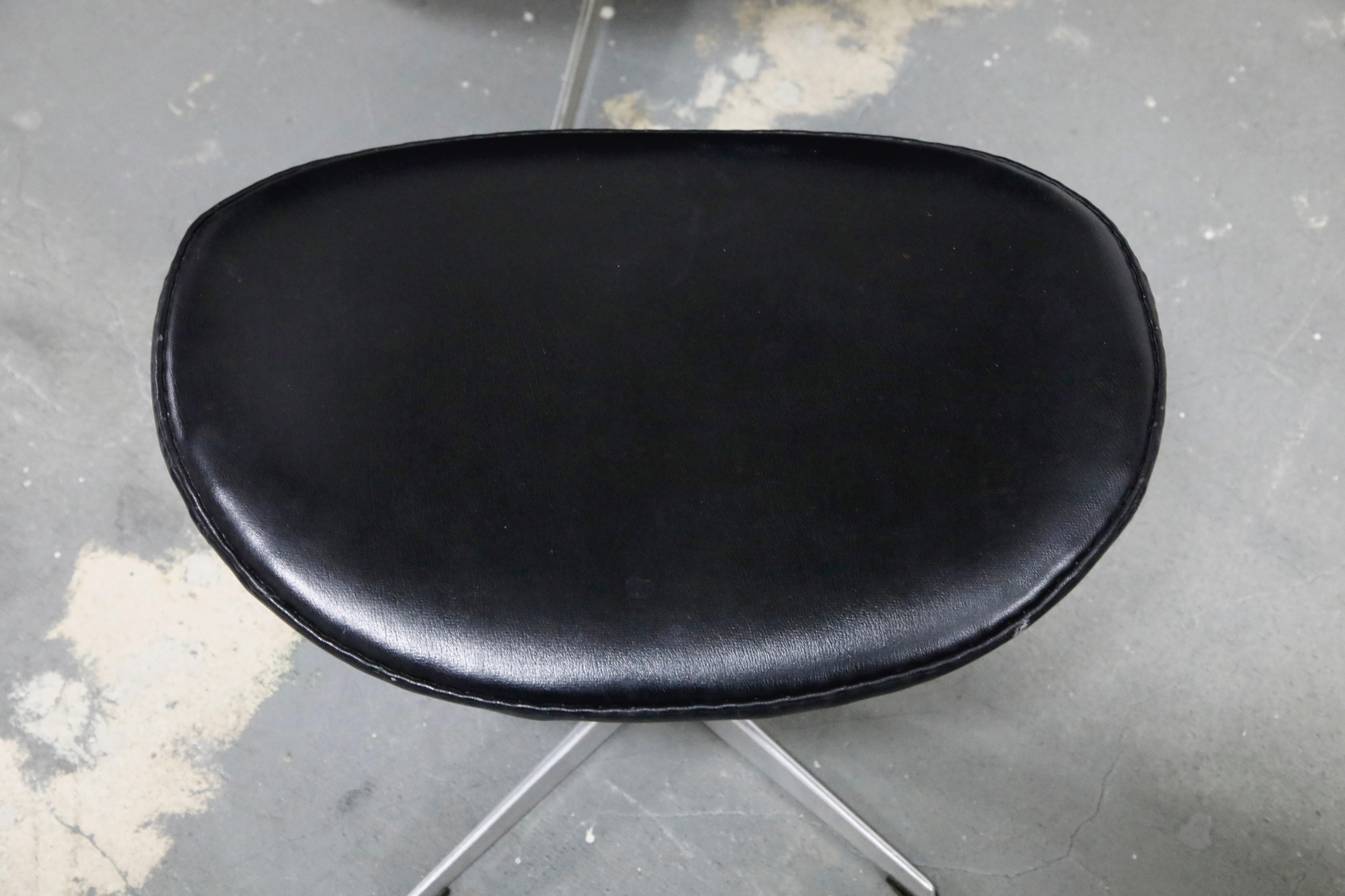 Arne Jacobsen Egg Chair & Stool for Fritz Hansen with Original Leather, Signed 10