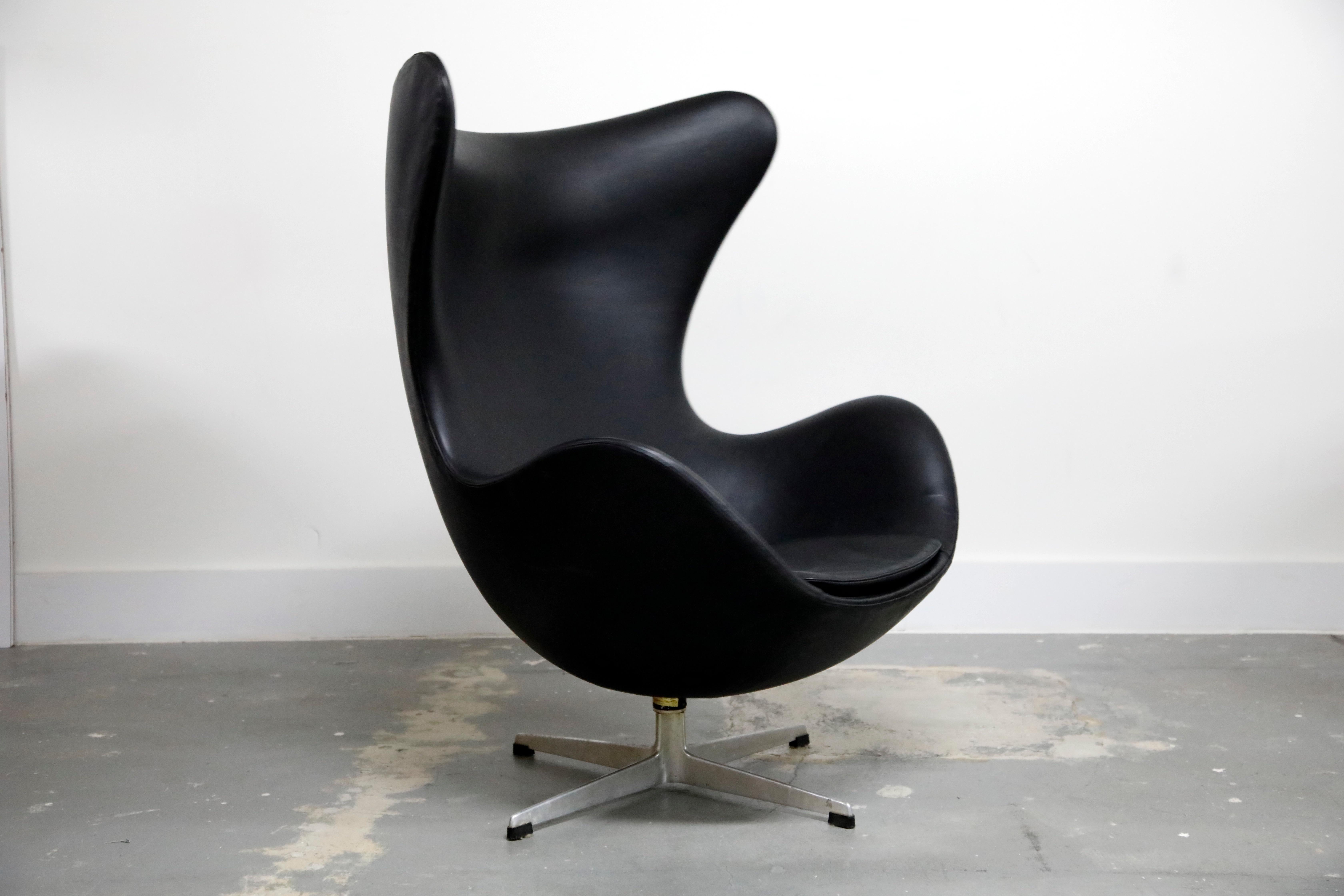Arne Jacobsen Egg Chair & Stool for Fritz Hansen with Original Leather, Signed In Good Condition In Los Angeles, CA