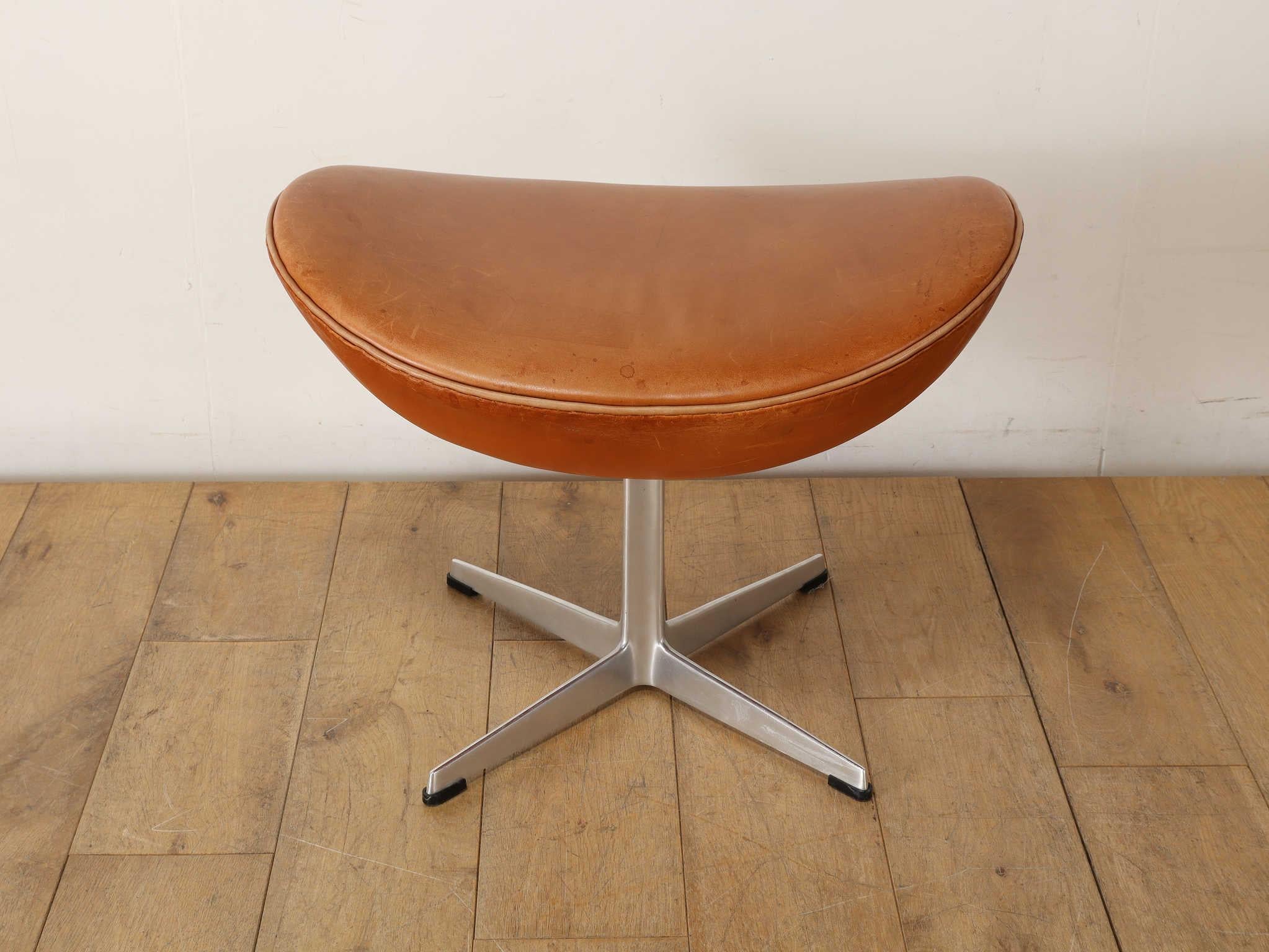 Arne Jacobsen Silla Egg con Otomana FH3316 Años 60 en venta 11