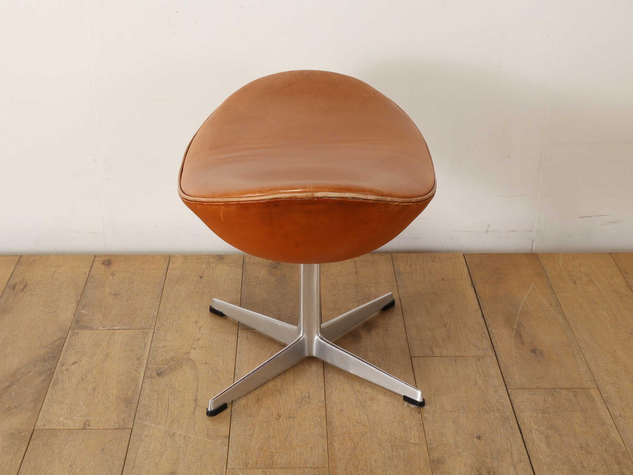 Arne Jacobsen Silla Egg con Otomana FH3316 Años 60 en venta 12