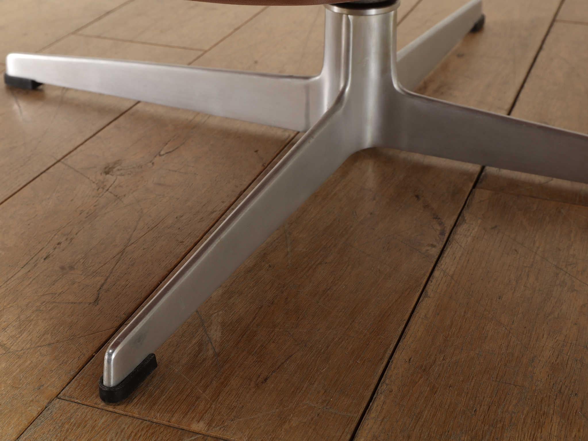 Arne Jacobsen Silla Egg con Otomana FH3316 Años 60 Aluminio en venta