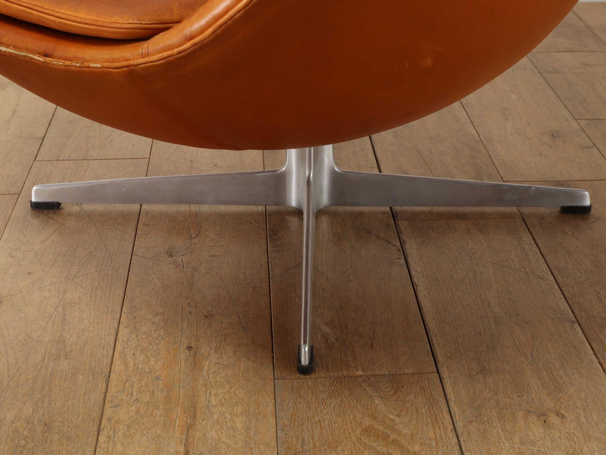 Arne Jacobsen Silla Egg con Otomana FH3316 Años 60 en venta 1