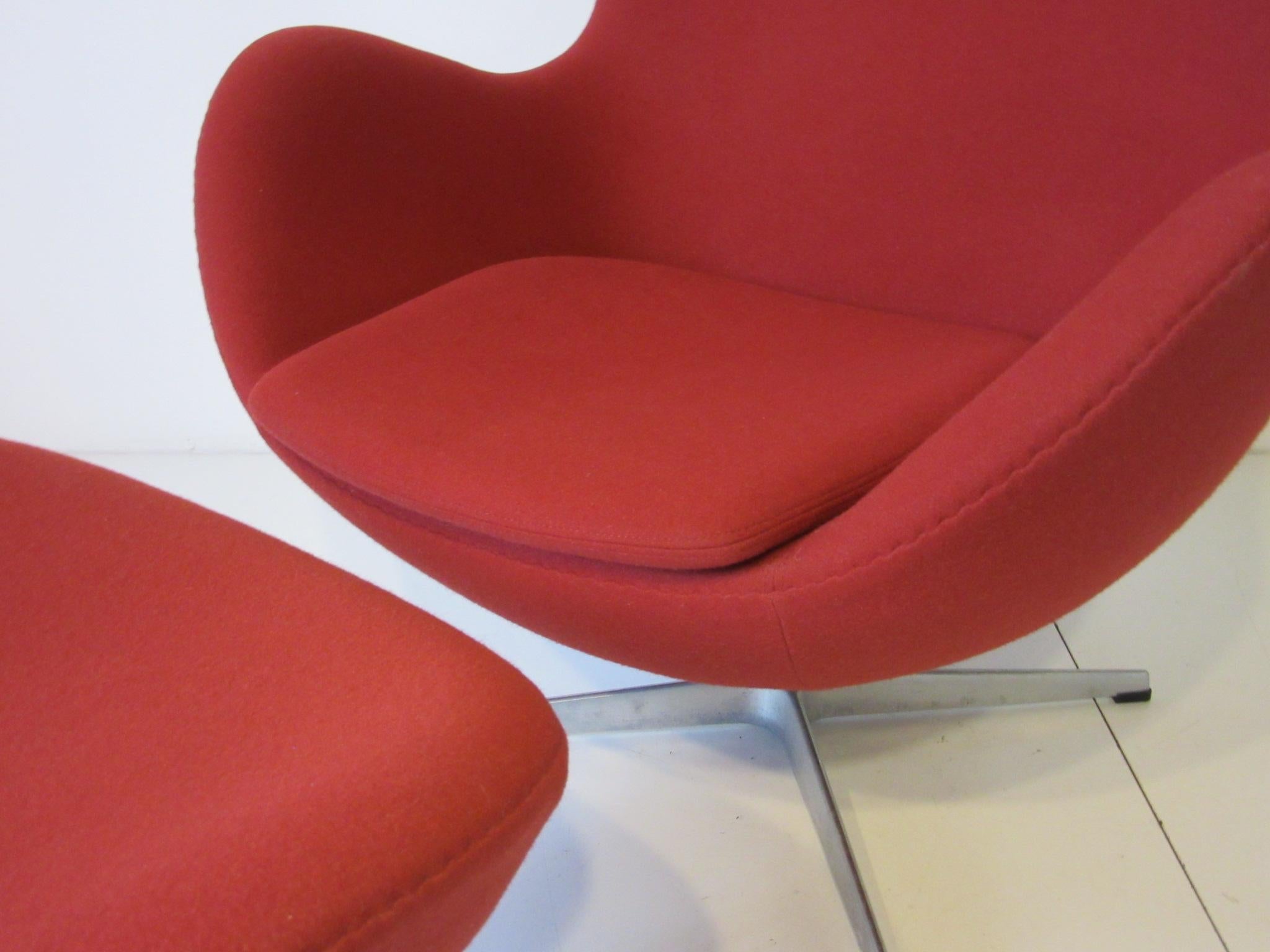 Arne Jacobsen Egg Chair with Ottoman for Fritz Hansen In Good Condition In Cincinnati, OH