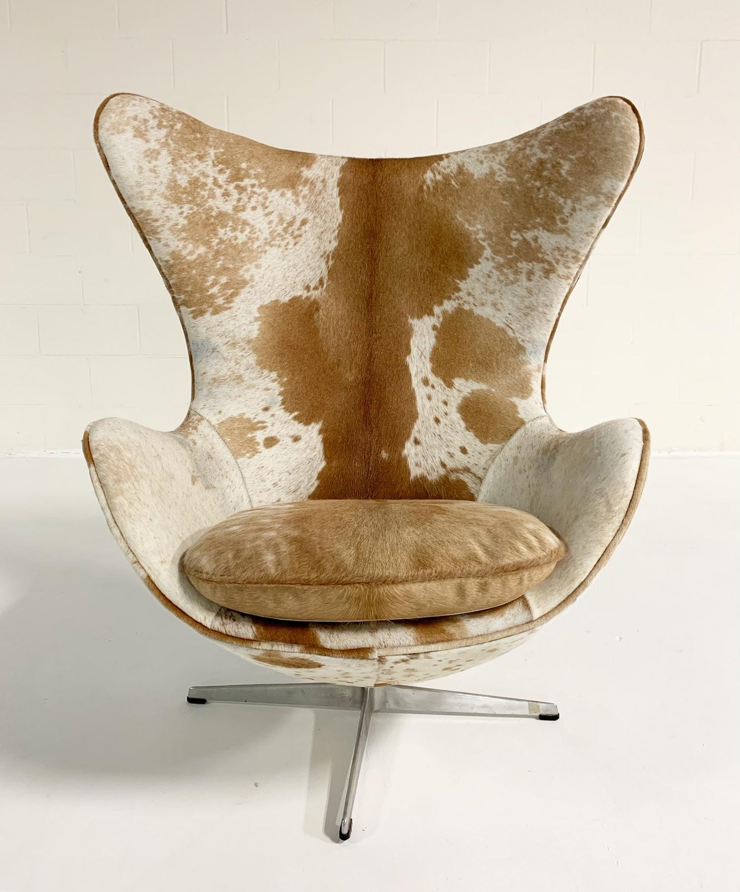 egg shell chairs for sale on Arne Jacobsen Egg Chairs And Ottoman In Brazilian Cowhide At 1stdibs