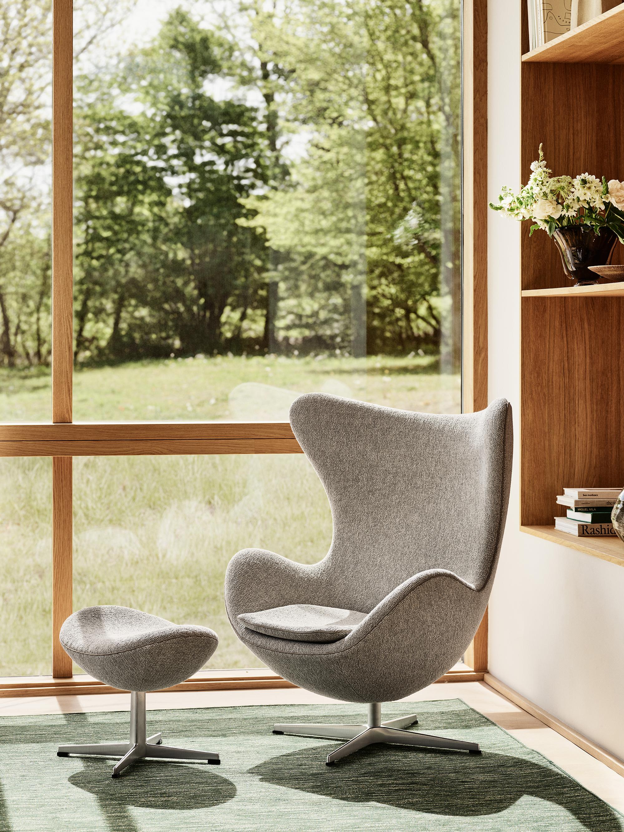 Fußhocker „Egg“ von Arne Jacobsen für Fritz Hansen mit Lederpolsterung (Cat. 4) im Angebot 1