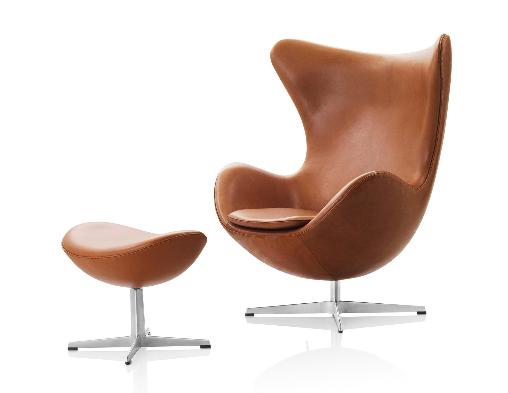 Arne Jacobsen 'Egg' Footstool for Fritz Hansen in Leather Upholstery (Cat. 5) For Sale 2