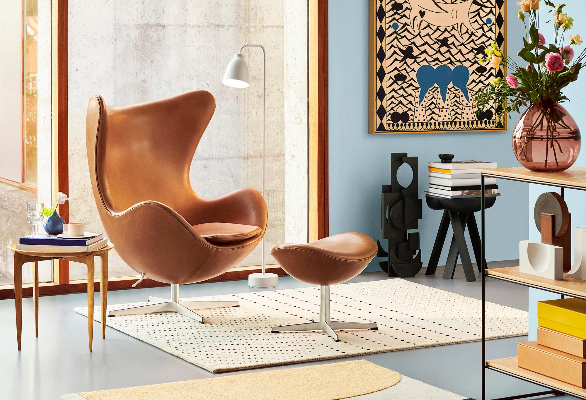 Arne Jacobsen 'Egg' Fußhocker für Fritz Hansen in Lederpolsterung (Kat. 5).

Fritz Hansen wurde 1872 gegründet und ist zum Synonym für legendäres dänisches Design geworden. Die Marke kombiniert zeitlose Handwerkskunst mit einem Schwerpunkt auf