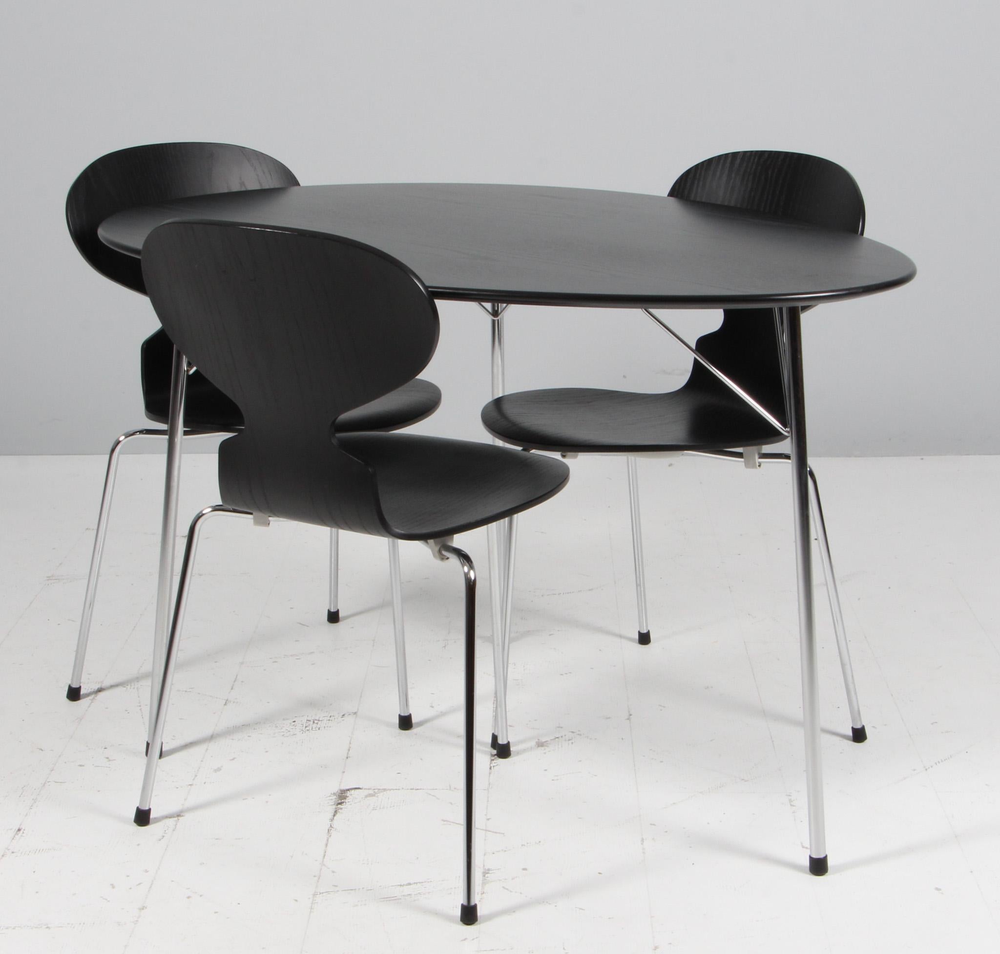 Arne Jacobsen, Eiförmiger Esstisch mit vier Stühlen und Lampe, Annivesary Edition im Angebot 3