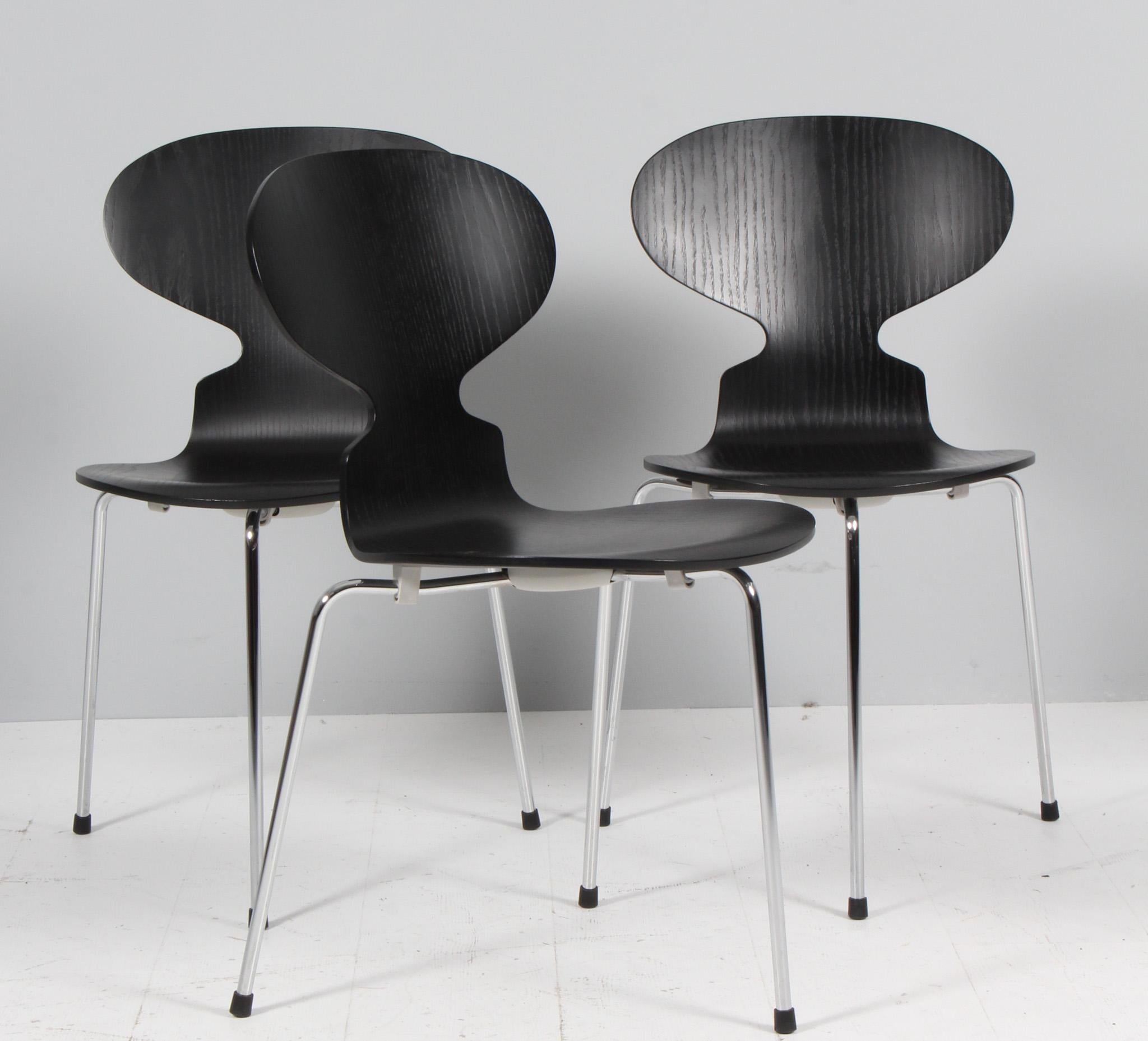 Arne Jacobsen, Eiförmiger Esstisch mit vier Stühlen und Lampe, Annivesary Edition im Angebot 4