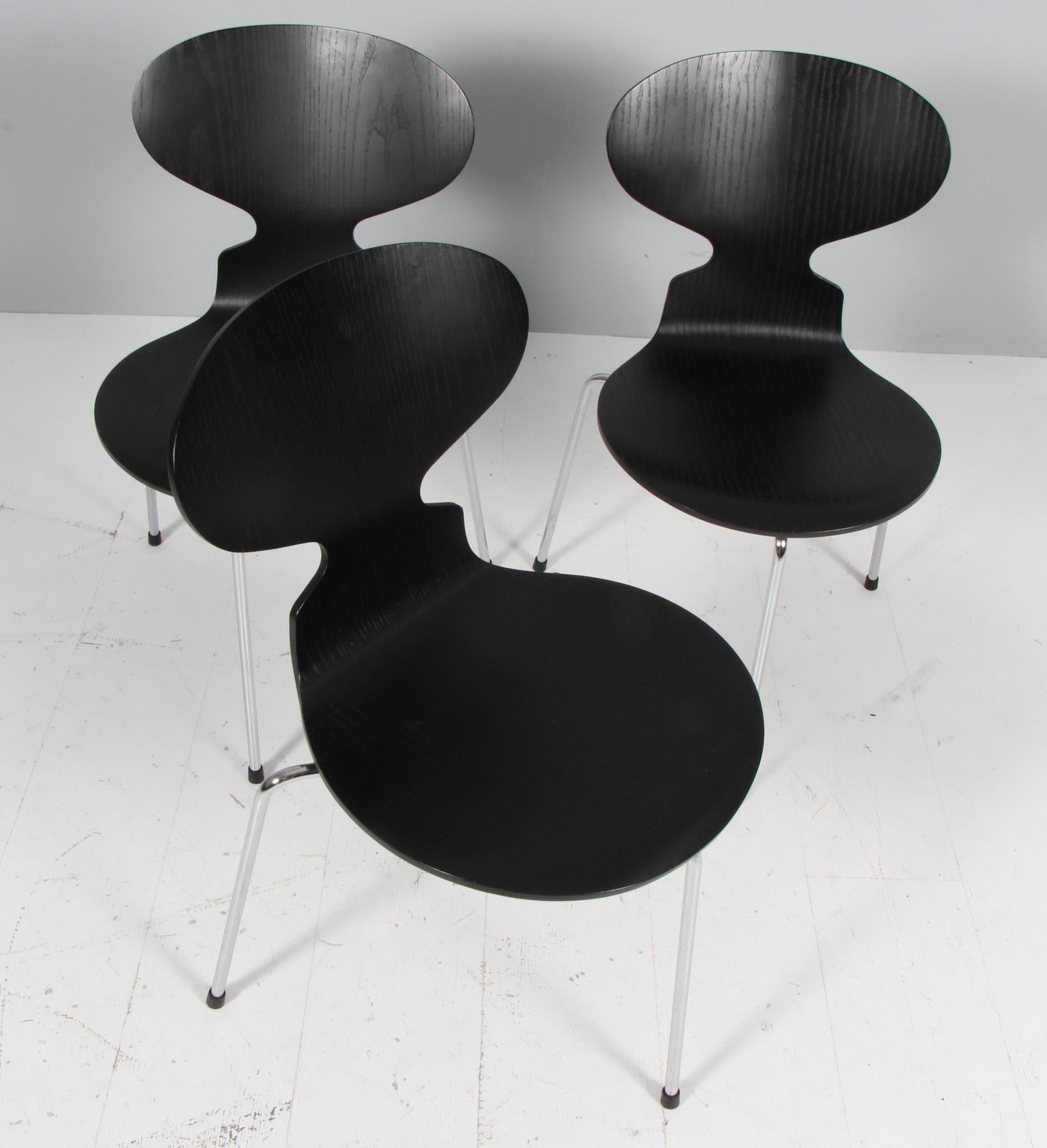 Arne Jacobsen, Eiförmiger Esstisch mit vier Stühlen und Lampe, Annivesary Edition im Angebot 5