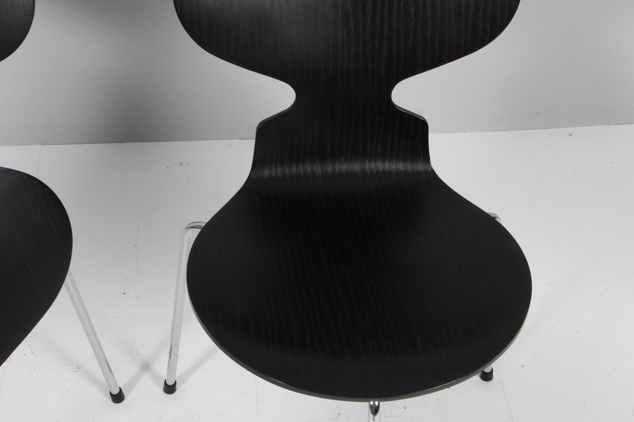 Arne Jacobsen, Eiförmiger Esstisch mit vier Stühlen und Lampe, Annivesary Edition im Angebot 6