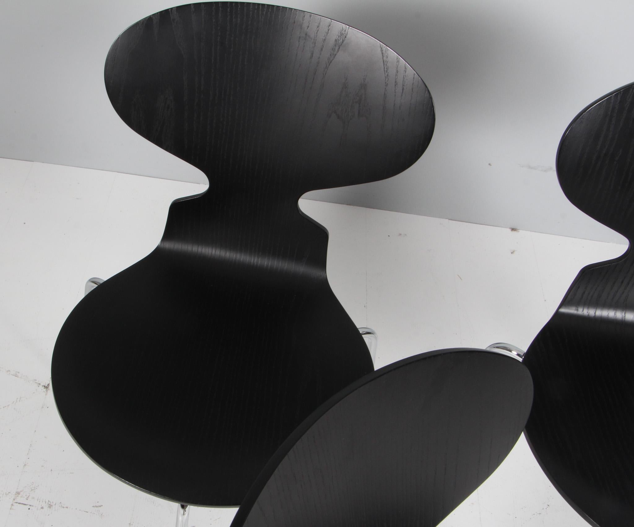 Arne Jacobsen, Eiförmiger Esstisch mit vier Stühlen und Lampe, Annivesary Edition im Angebot 8