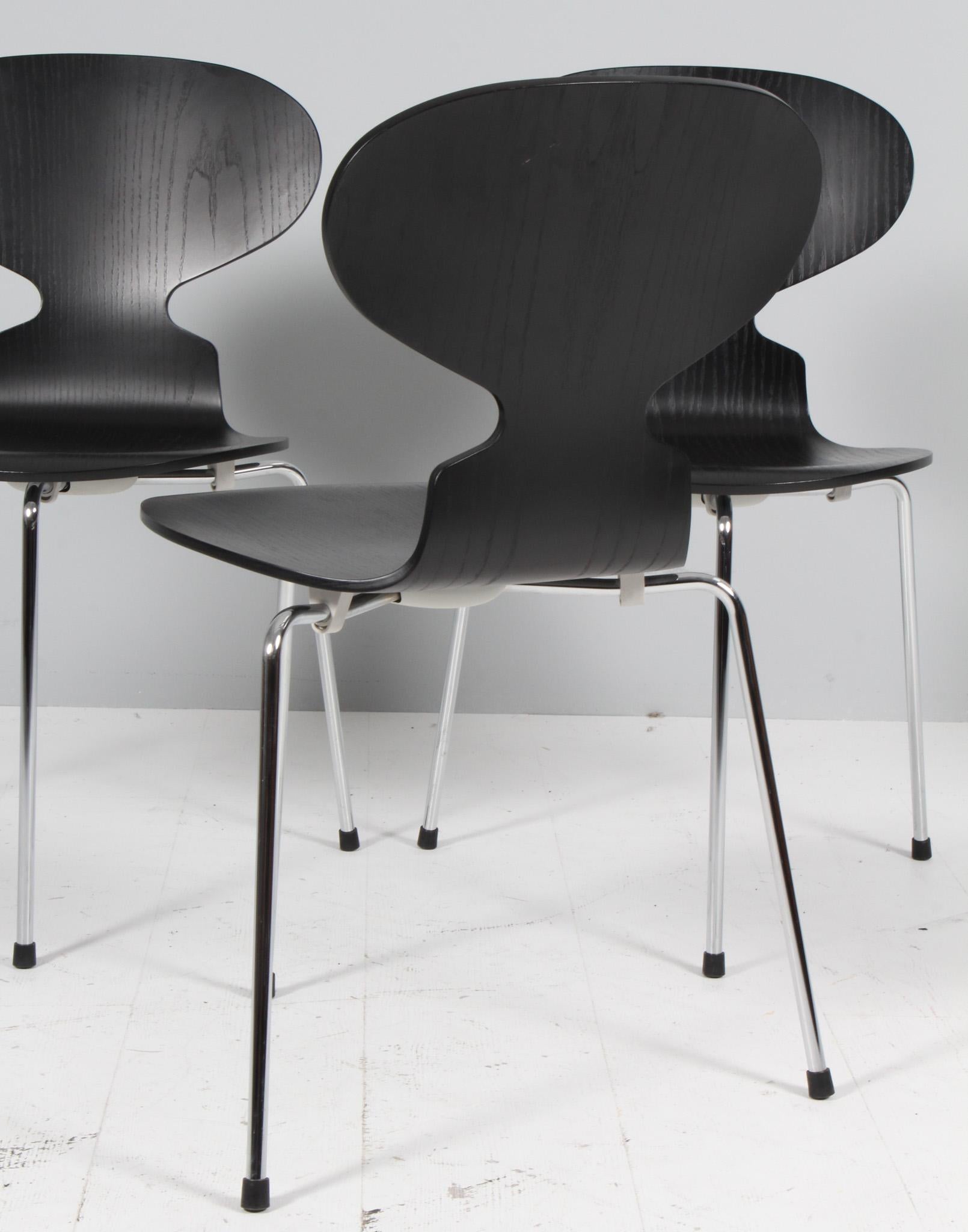 Arne Jacobsen, Eiförmiger Esstisch mit vier Stühlen und Lampe, Annivesary Edition im Angebot 9