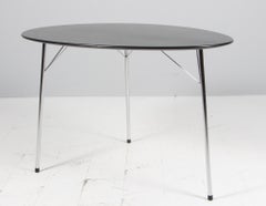 Arne Jacobsen, Eiförmiger Esstisch mit vier Stühlen und Lampe, Annivesary Edition