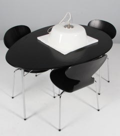 Table de salle à manger en forme d'œuf, quatre chaises et lampe, édition anniversaire d'Arne Jacobsen