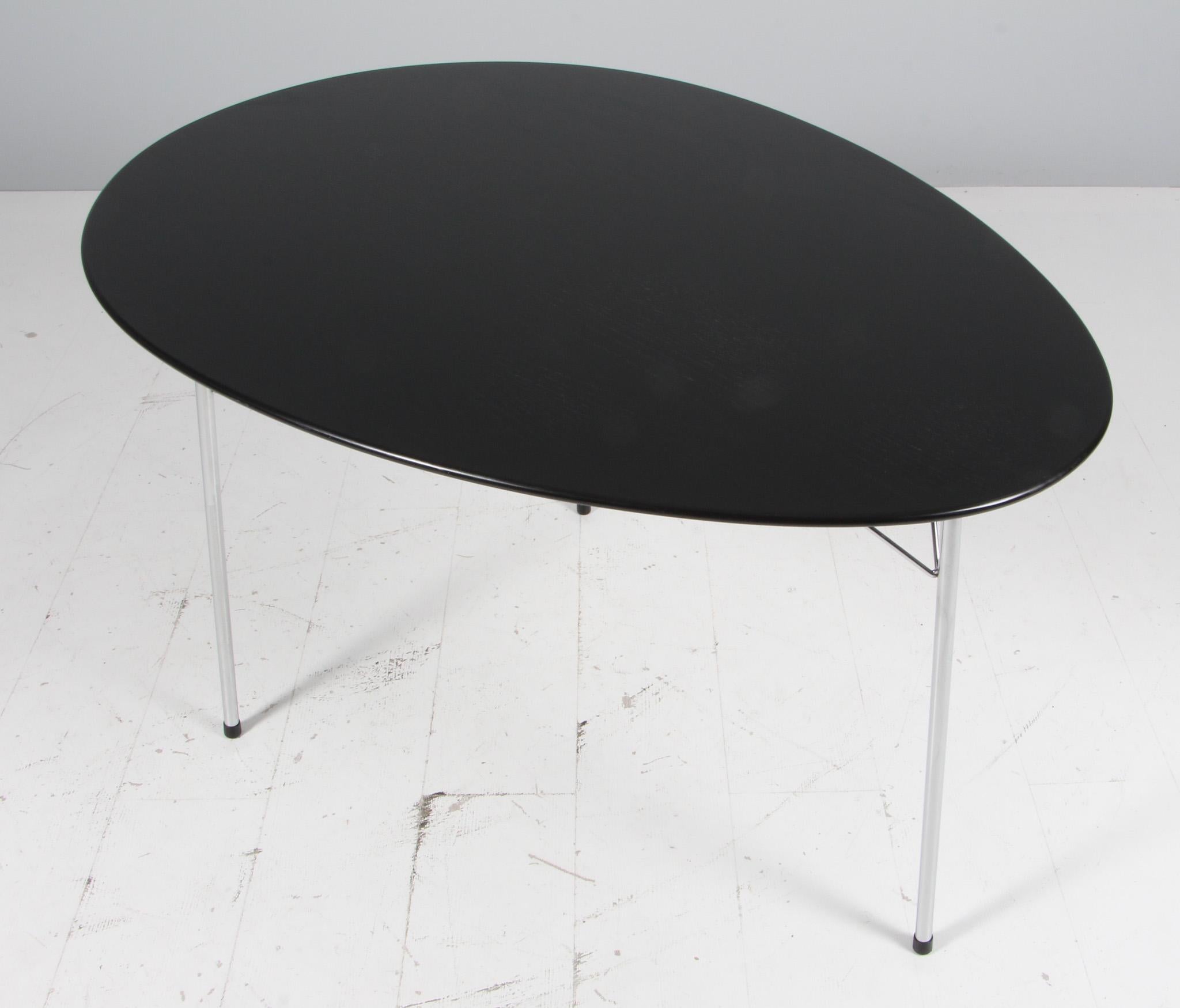 Arne Jacobsen, Eiförmiger Esstisch mit vier Stühlen und Lampe, Annivesary Edition (Skandinavische Moderne) im Angebot