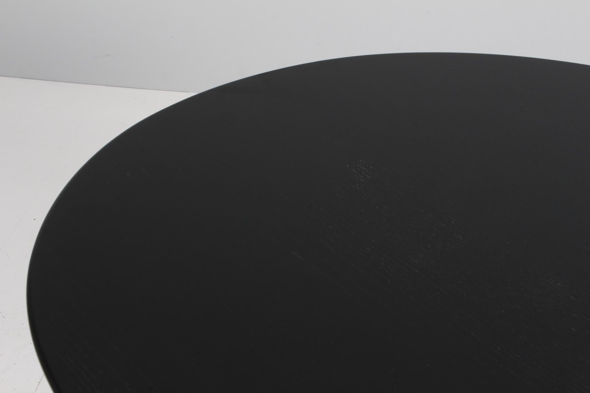 Arne Jacobsen, Eiförmiger Esstisch mit vier Stühlen und Lampe, Annivesary Edition (Dänisch) im Angebot