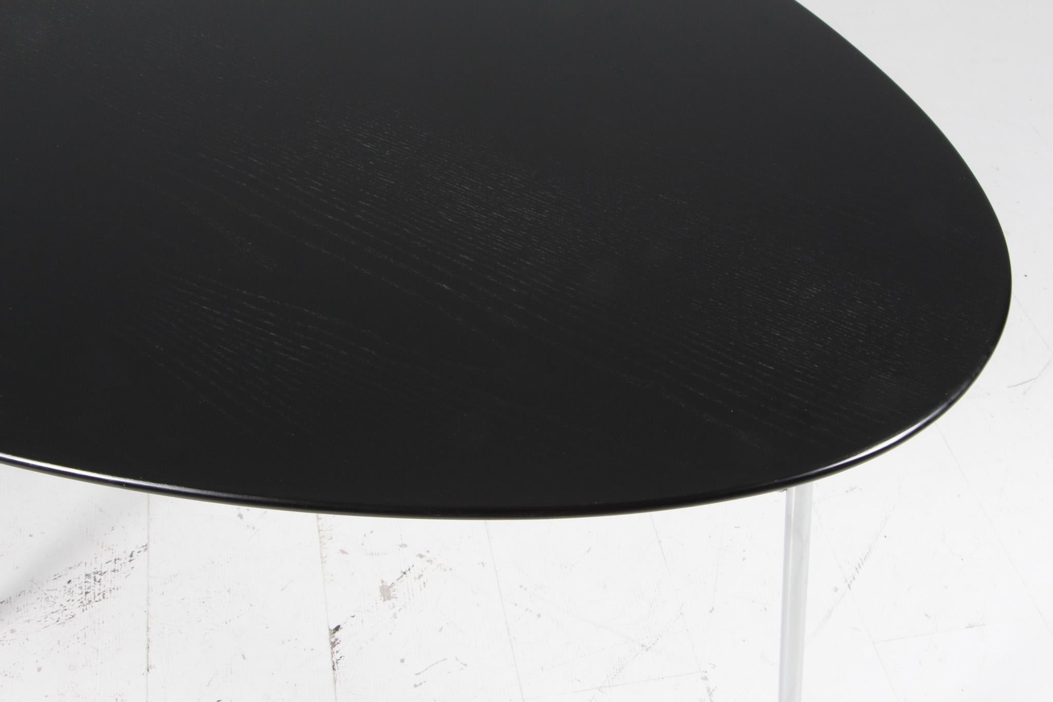 Arne Jacobsen, Eiförmiger Esstisch mit vier Stühlen und Lampe, Annivesary Edition im Zustand „Gut“ im Angebot in Esbjerg, DK