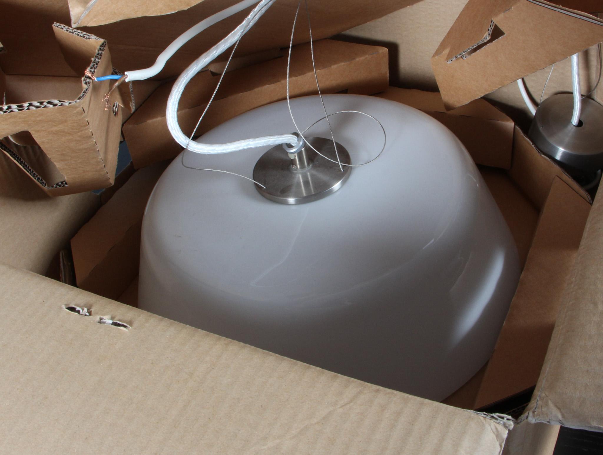 Arne Jacobsen, Eiförmiger Esstisch mit vier Stühlen und Lampe, Annivesary Edition im Angebot 1