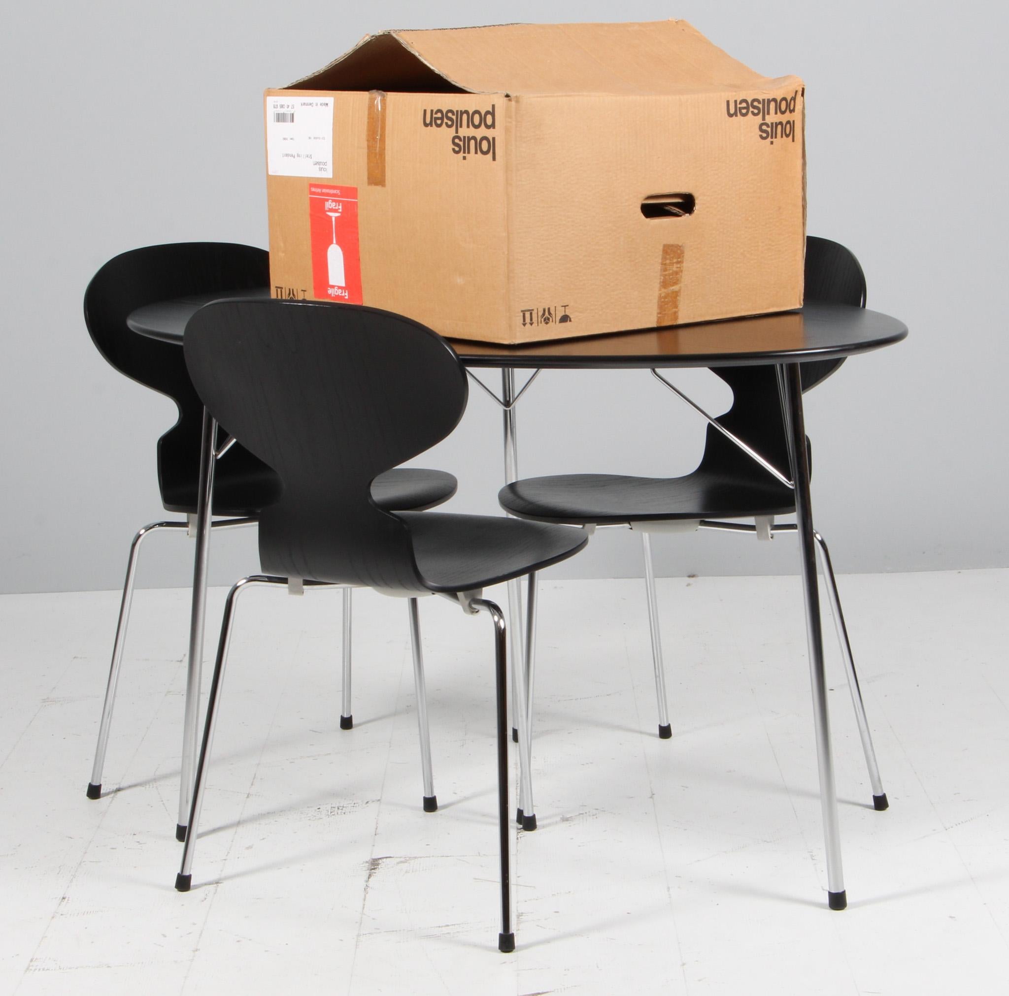 Arne Jacobsen, Eiförmiger Esstisch mit vier Stühlen und Lampe, Annivesary Edition im Angebot 2