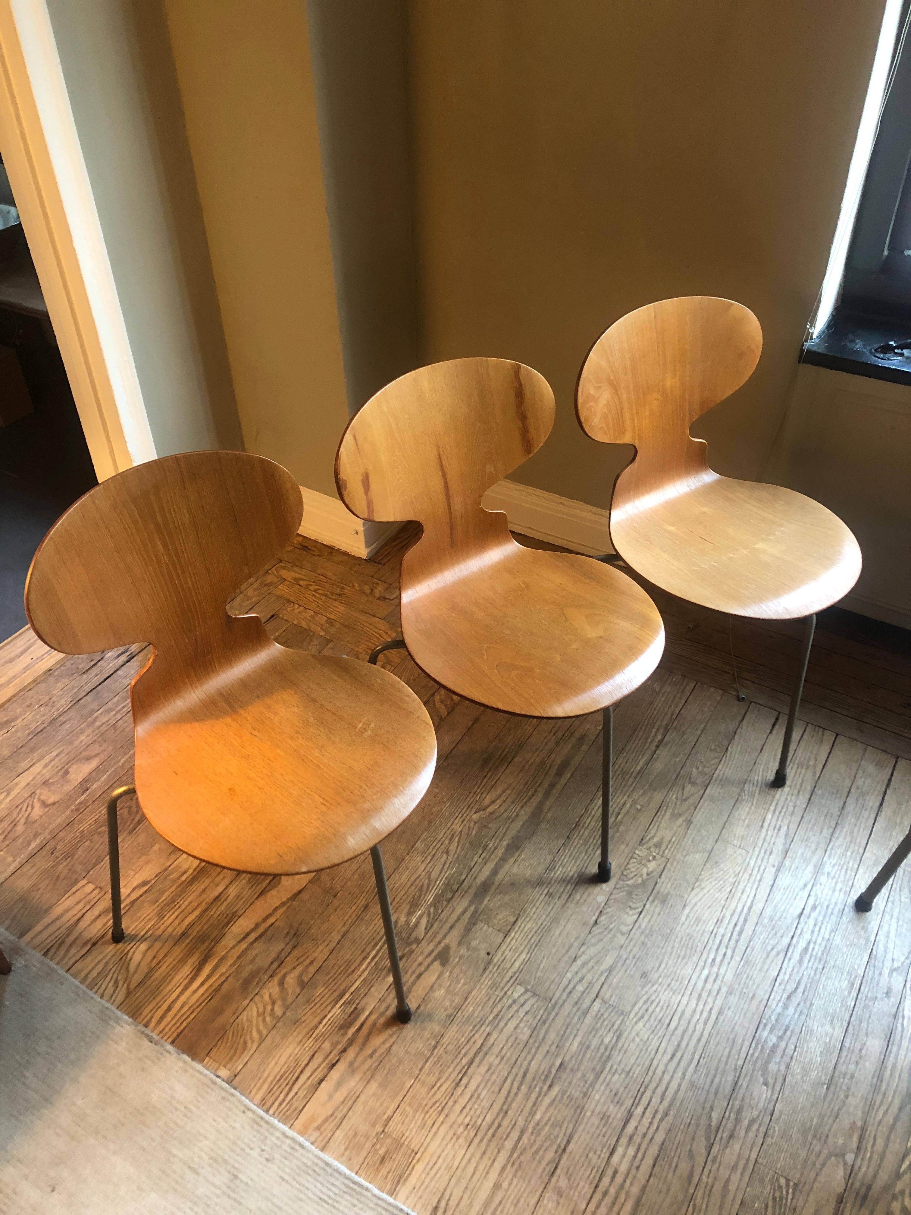 Mid-Century Modern Arne Jacobsen Egg Table with Three Ant Chairs, Mfg. Fritz Hansen