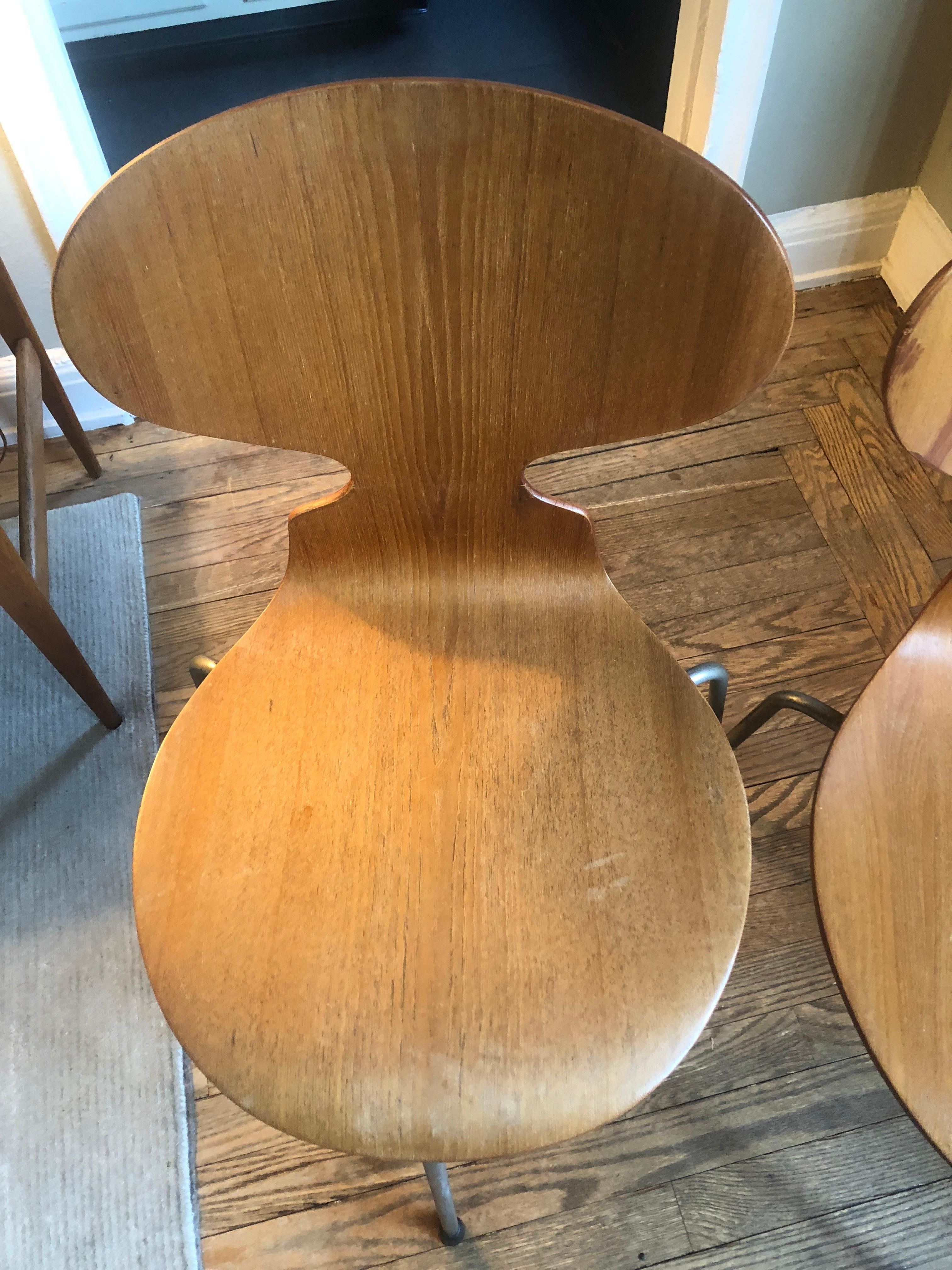 Teck Table oeuf Arne Jacobsen avec trois chaises Fourmi:: Mfg. Fritz Hansen