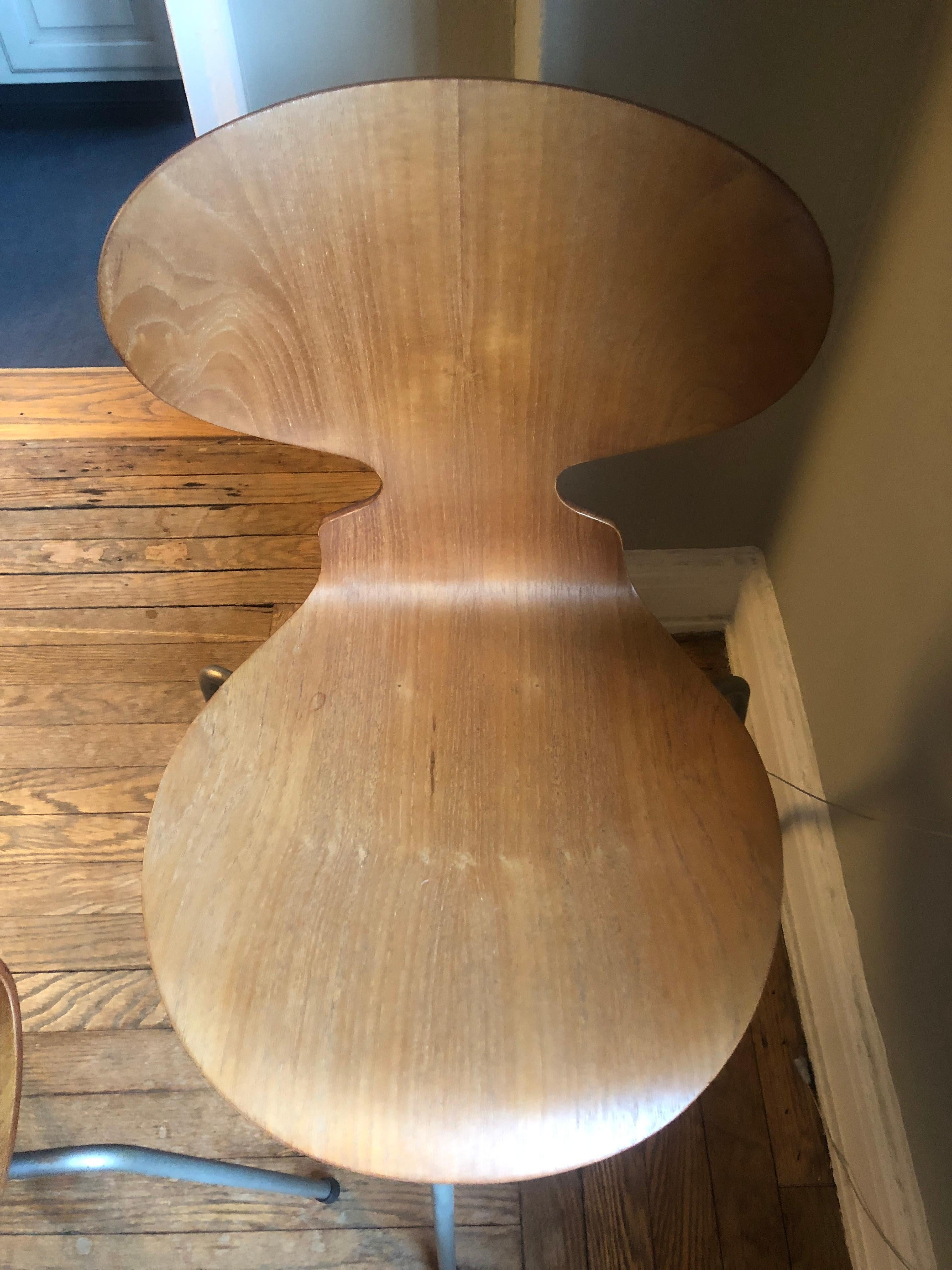 Arne Jacobsen Egg Table with Three Ant Chairs, Mfg. Fritz Hansen In Good Condition In New York, NY
