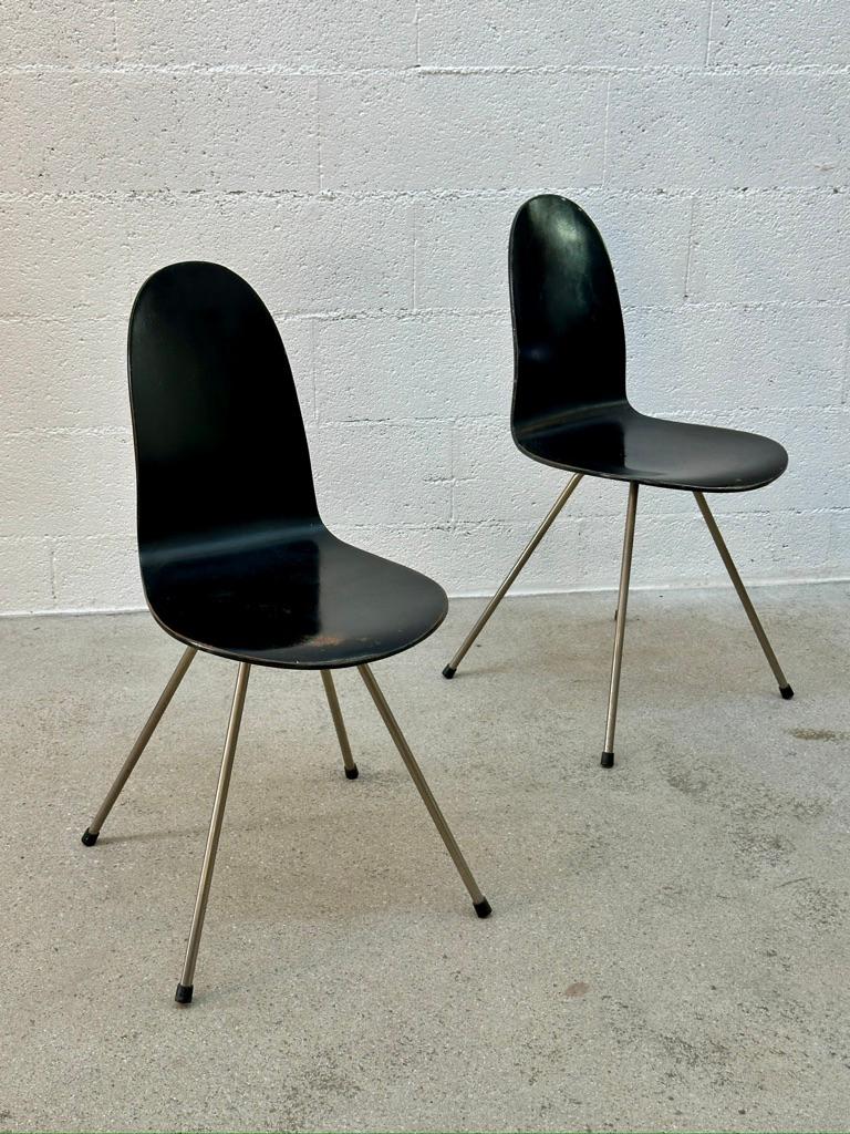 1955, Arne Jacobsen, tongue chair black lacquered in good patina condition. Jacobsen has designed a serie of chairs of plywood. Hammer, Butterfly, ant, mosquito and the tongue. This chair has been designed and manufactured in 1955 (FIRST EDITION)