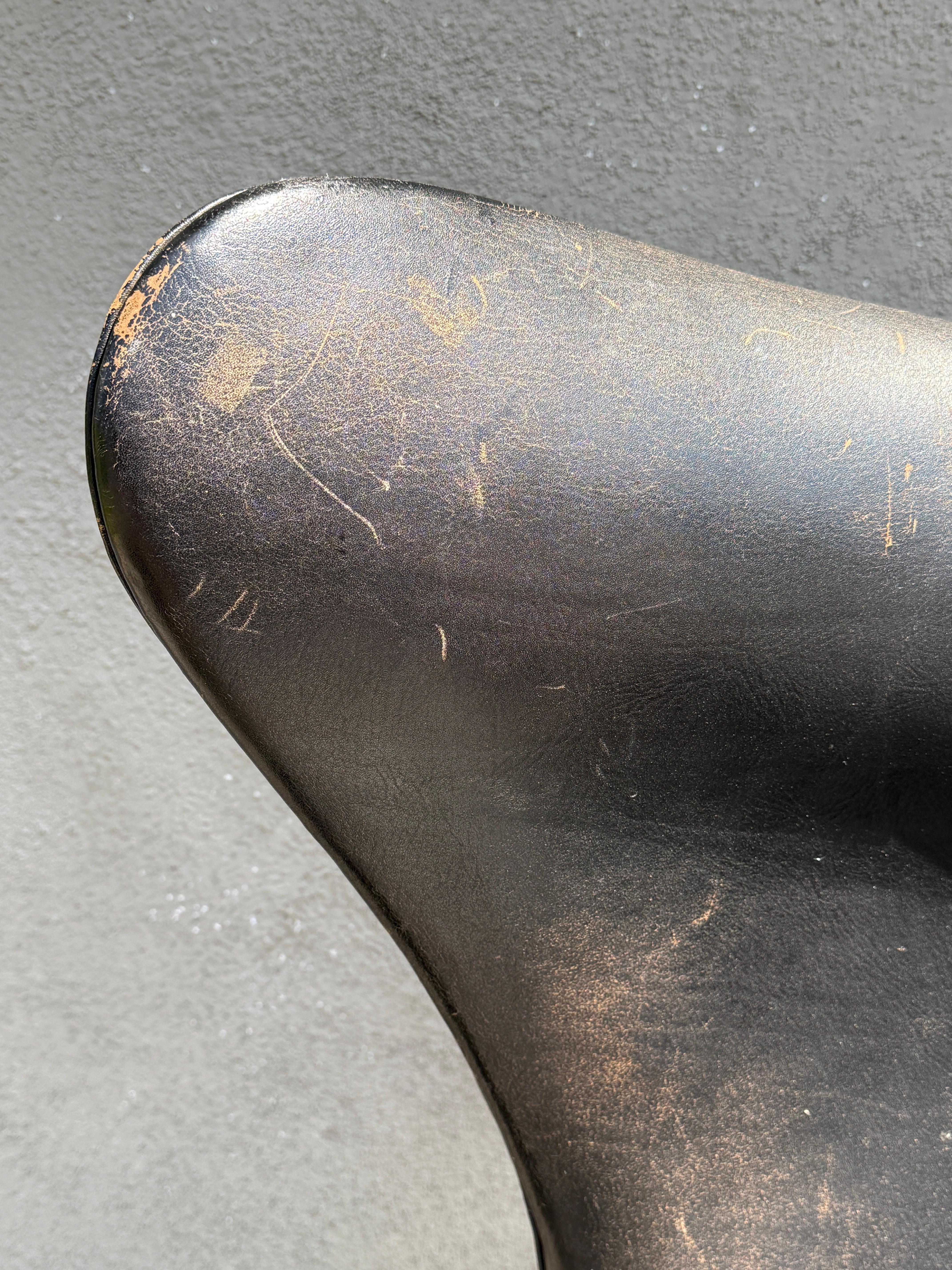 Arne Jacobsen First Edition Black Leather Egg Chair For Sale 4