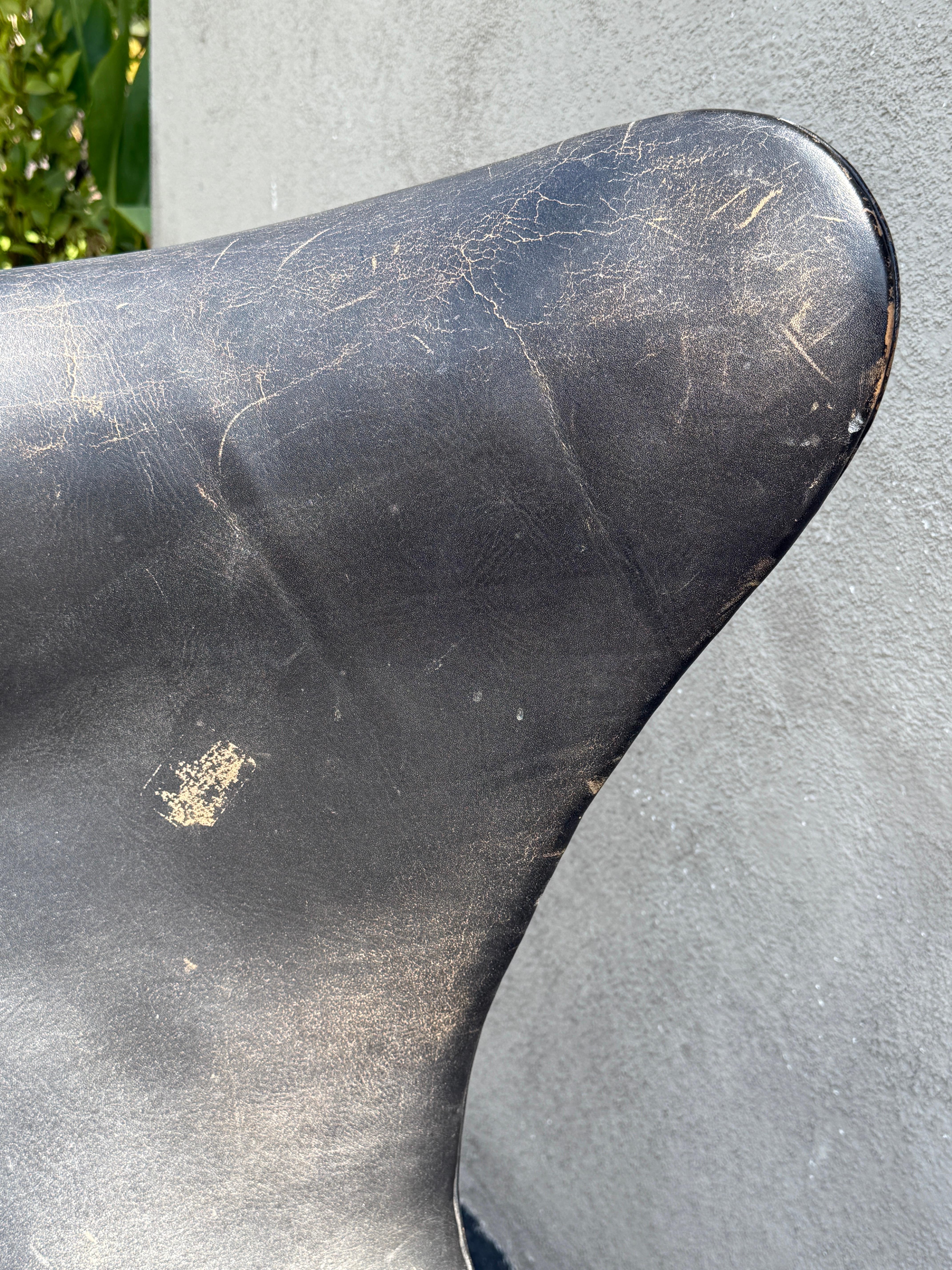 Arne Jacobsen First Edition Black Leather Egg Chair For Sale 5