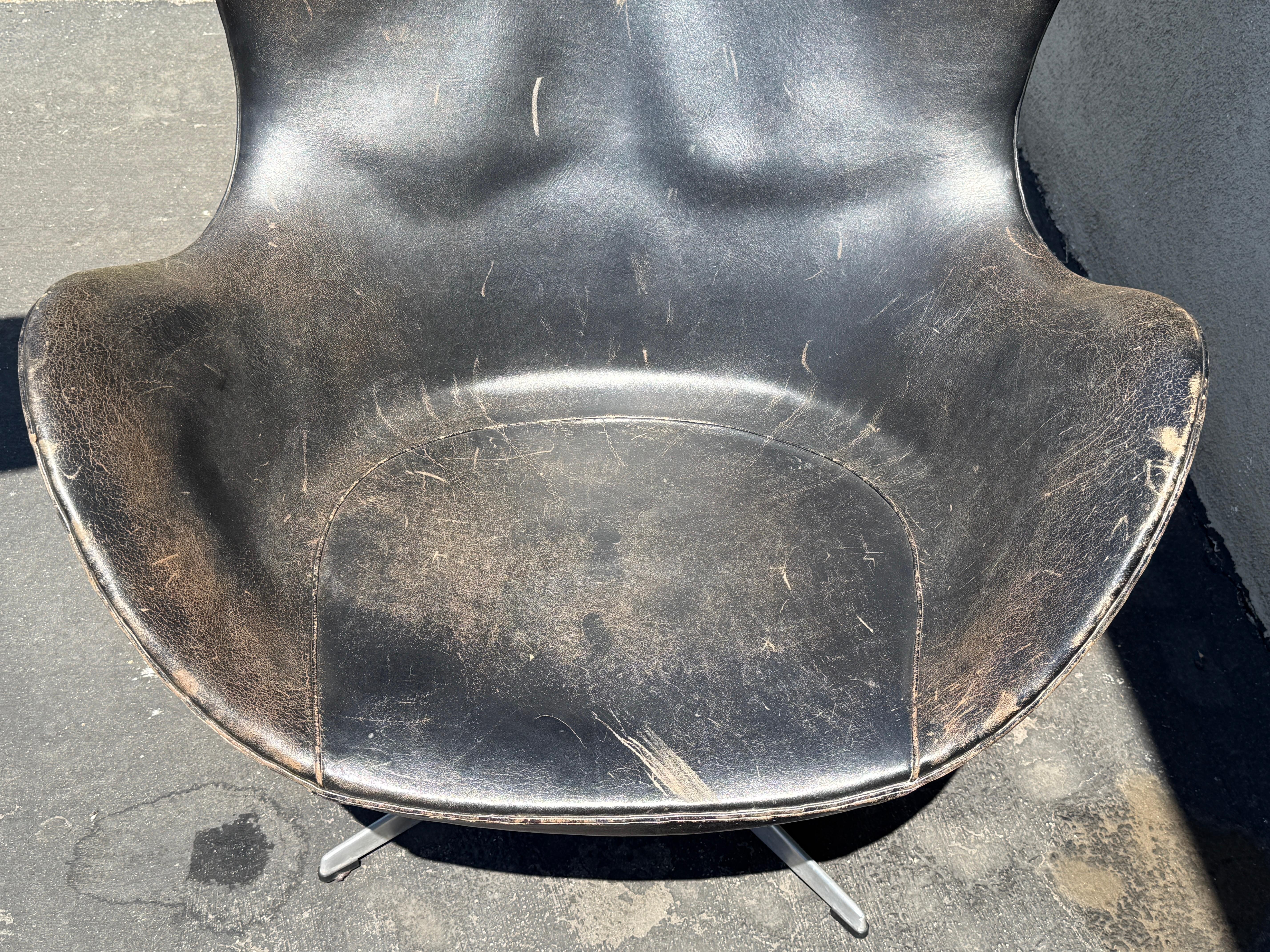 Arne Jacobsen First Edition Black Leather Egg Chair For Sale 6