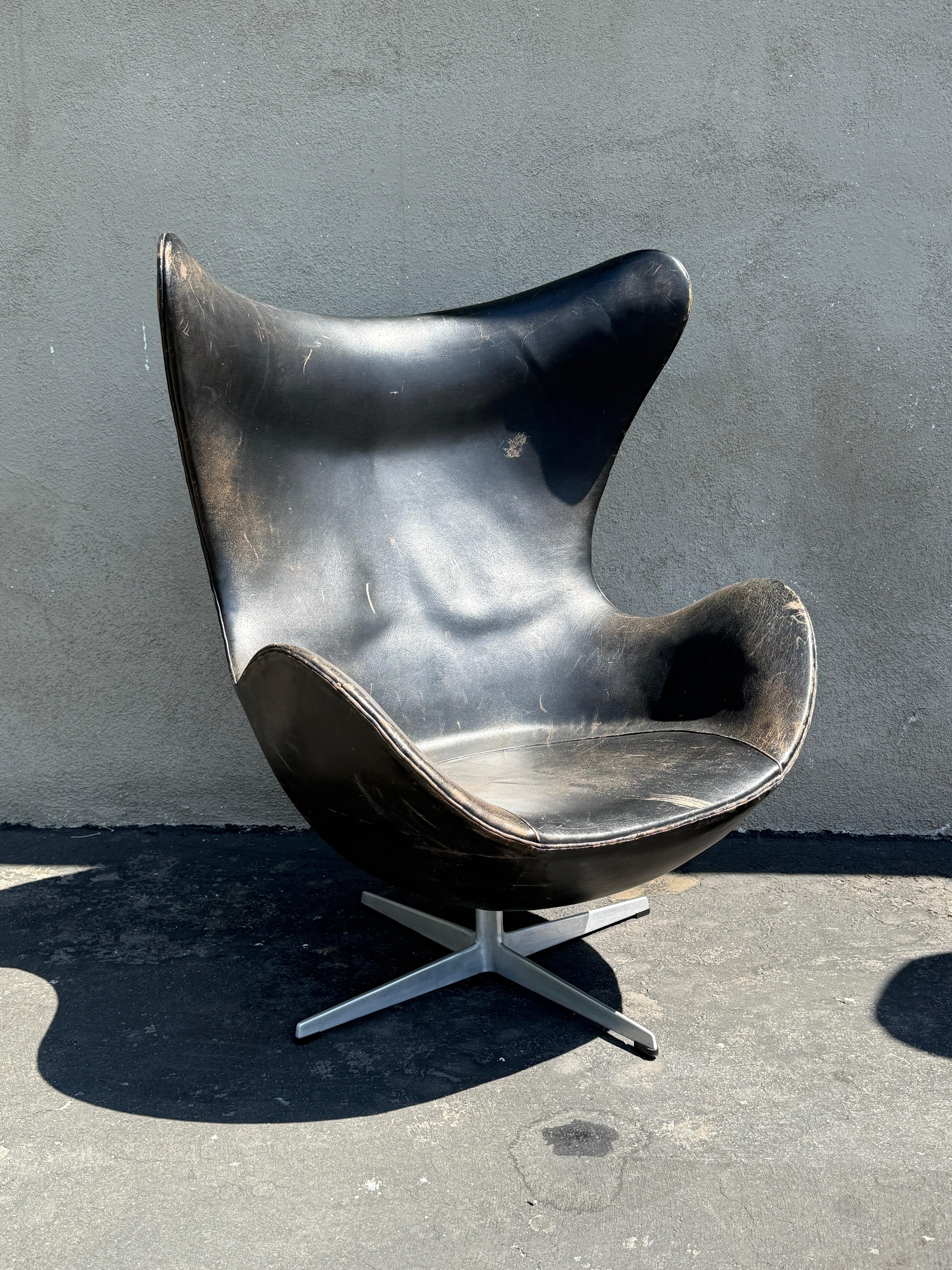 Mid-Century Modern Arne Jacobsen First Edition Black Leather Egg Chair For Sale