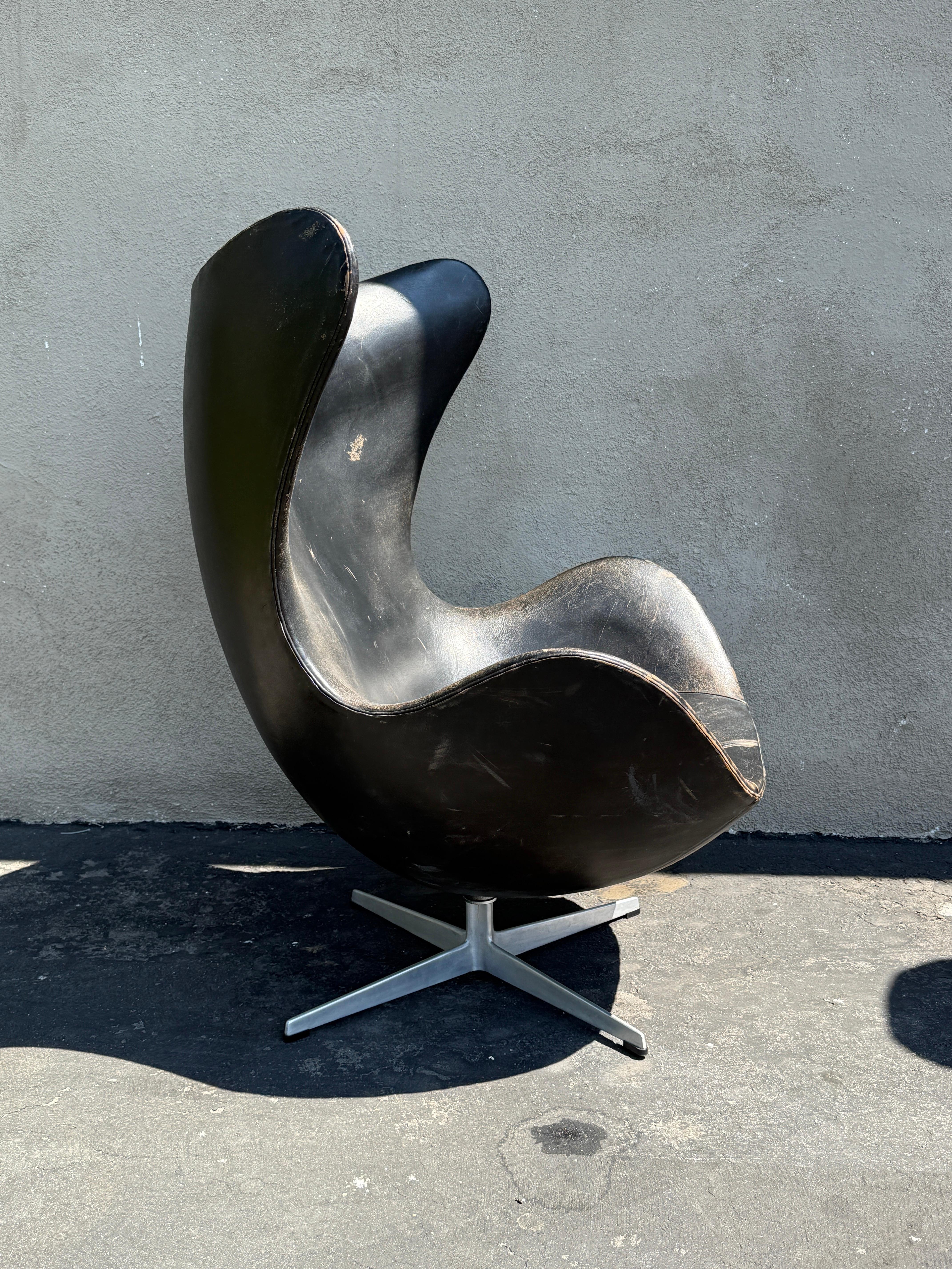 Arne Jacobsen First Edition Black Leather Egg Chair In Fair Condition For Sale In North Hollywood, CA