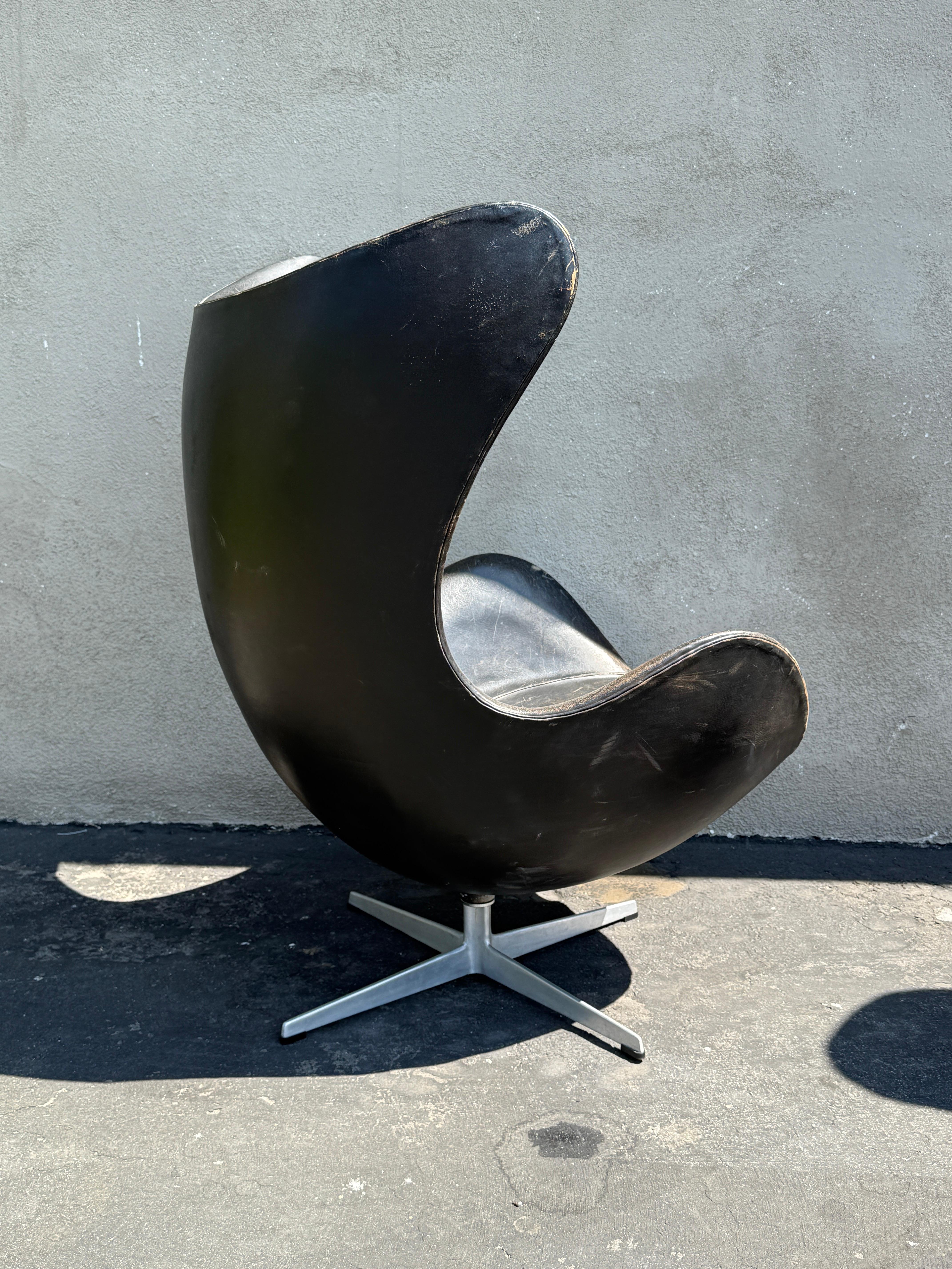 Mid-20th Century Arne Jacobsen First Edition Black Leather Egg Chair For Sale