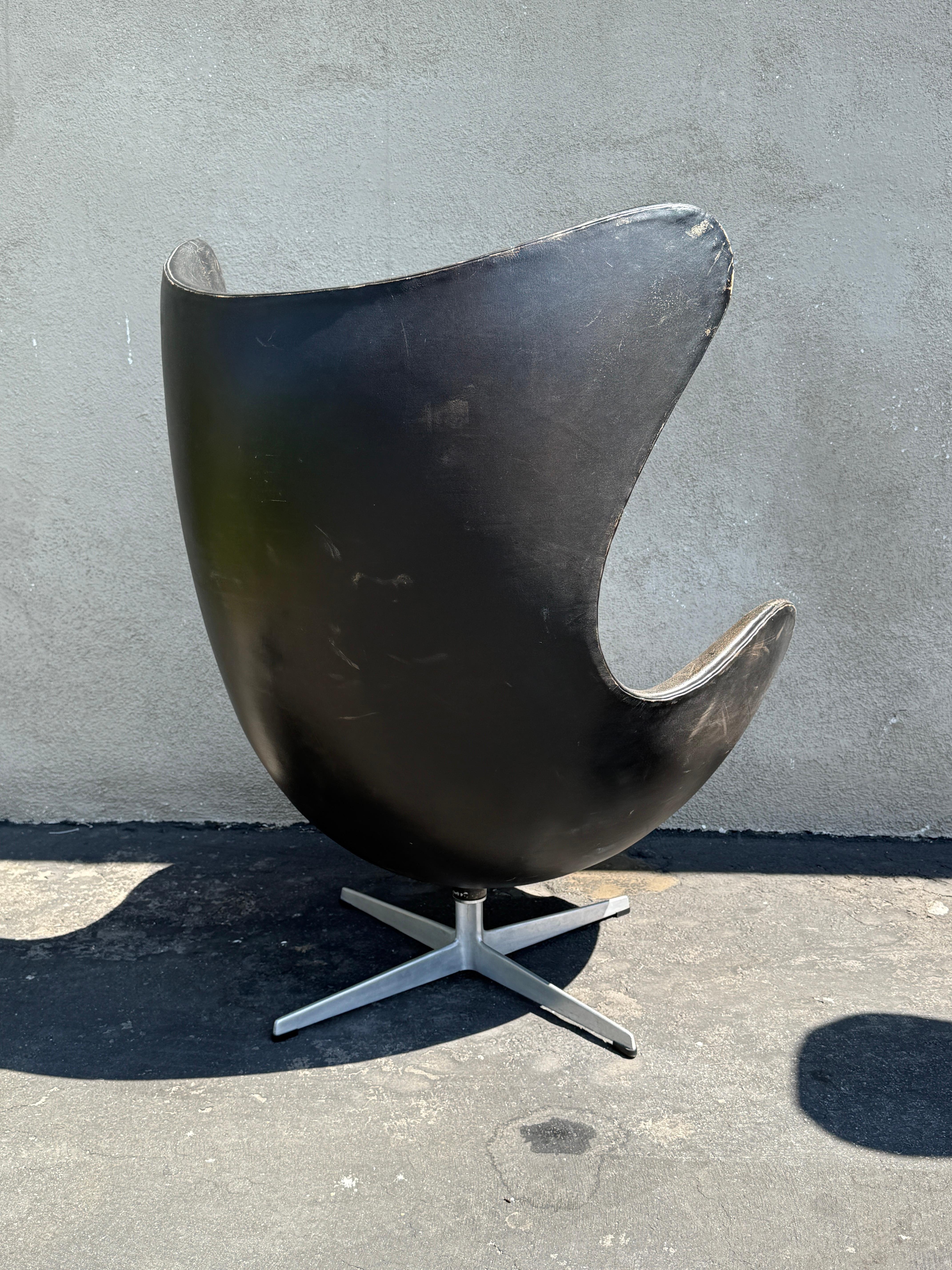 Arne Jacobsen First Edition Black Leather Egg Chair For Sale 1