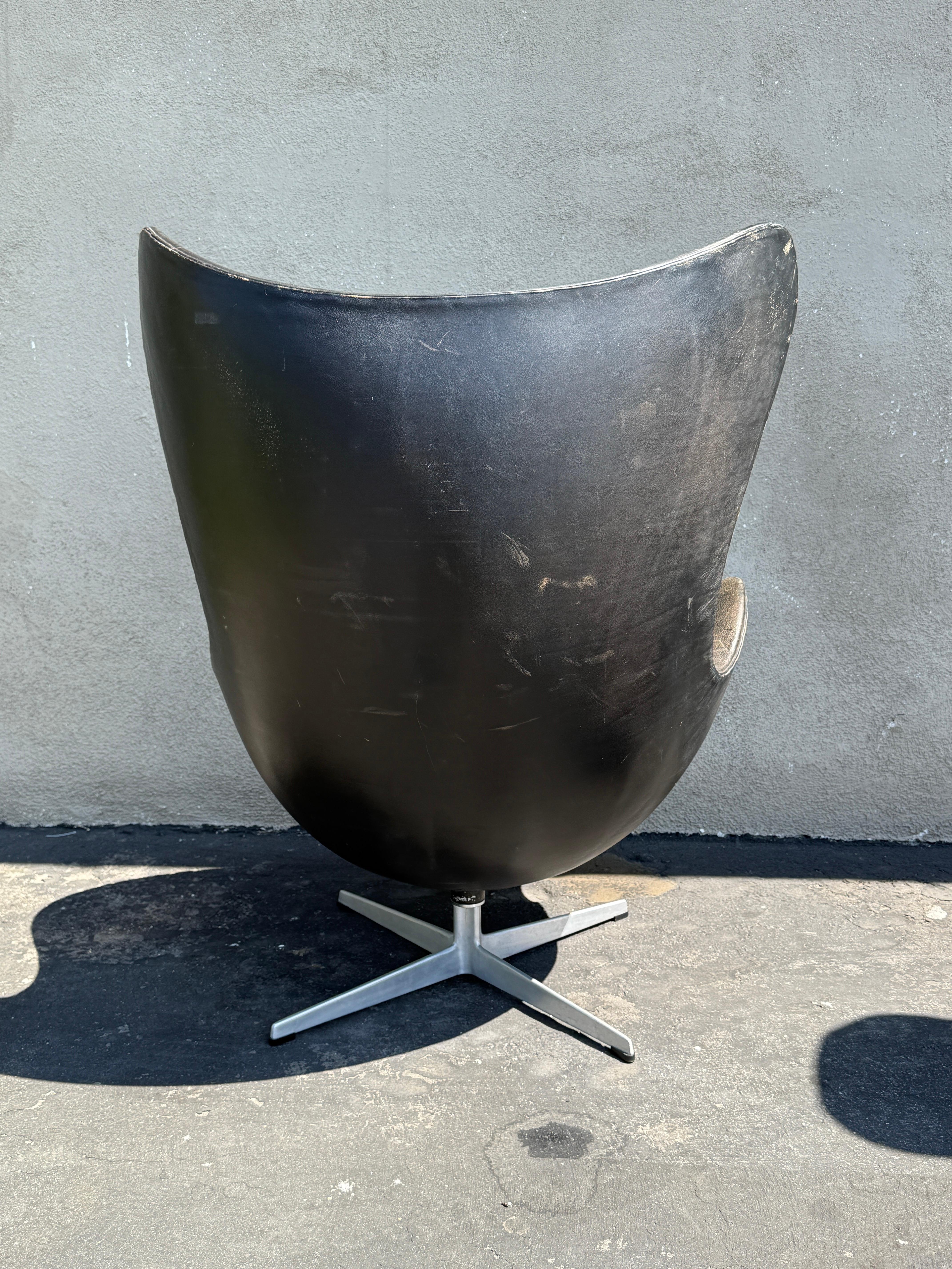 Arne Jacobsen First Edition Black Leather Egg Chair For Sale 2