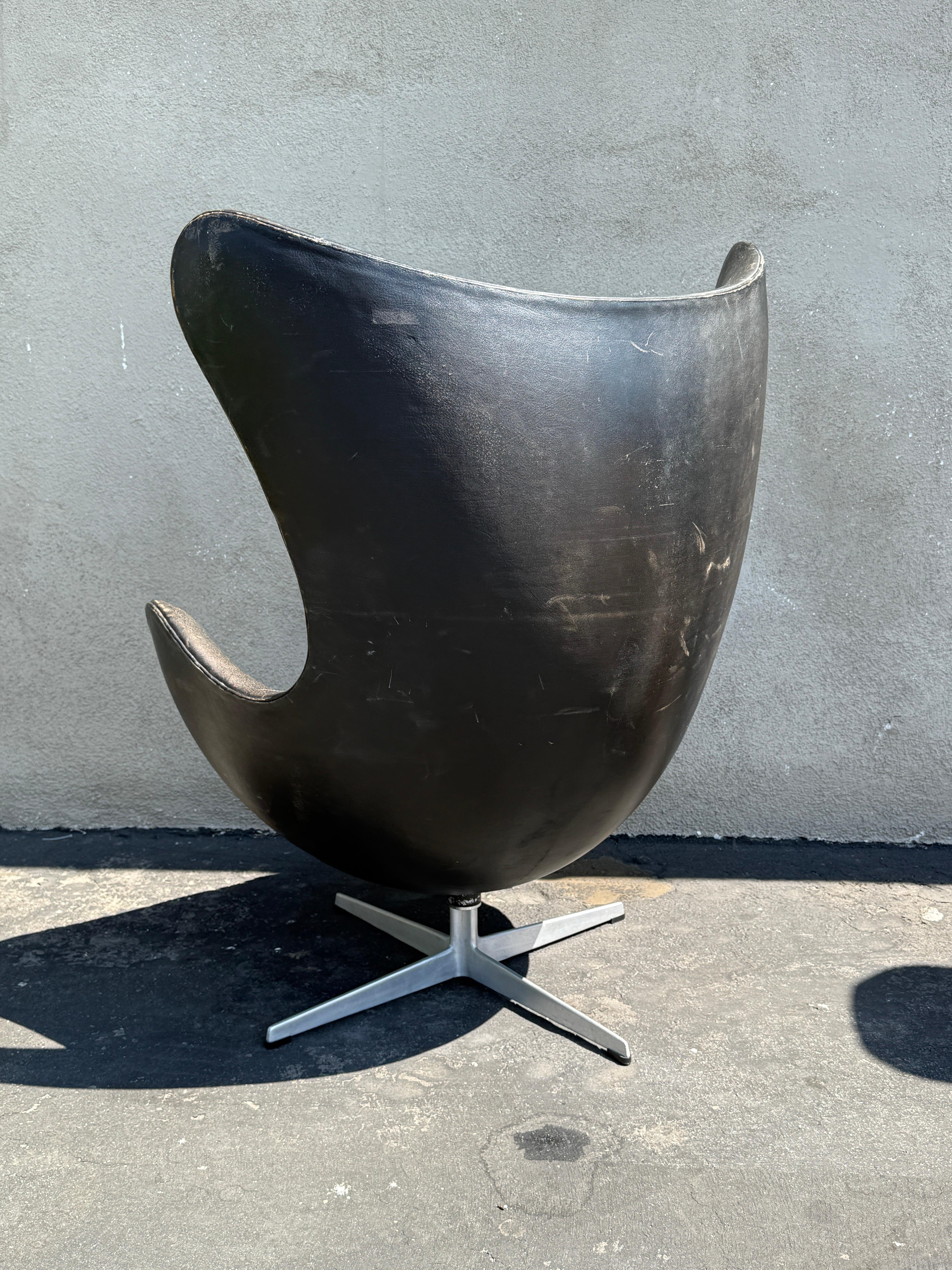 Arne Jacobsen First Edition Black Leather Egg Chair For Sale 3
