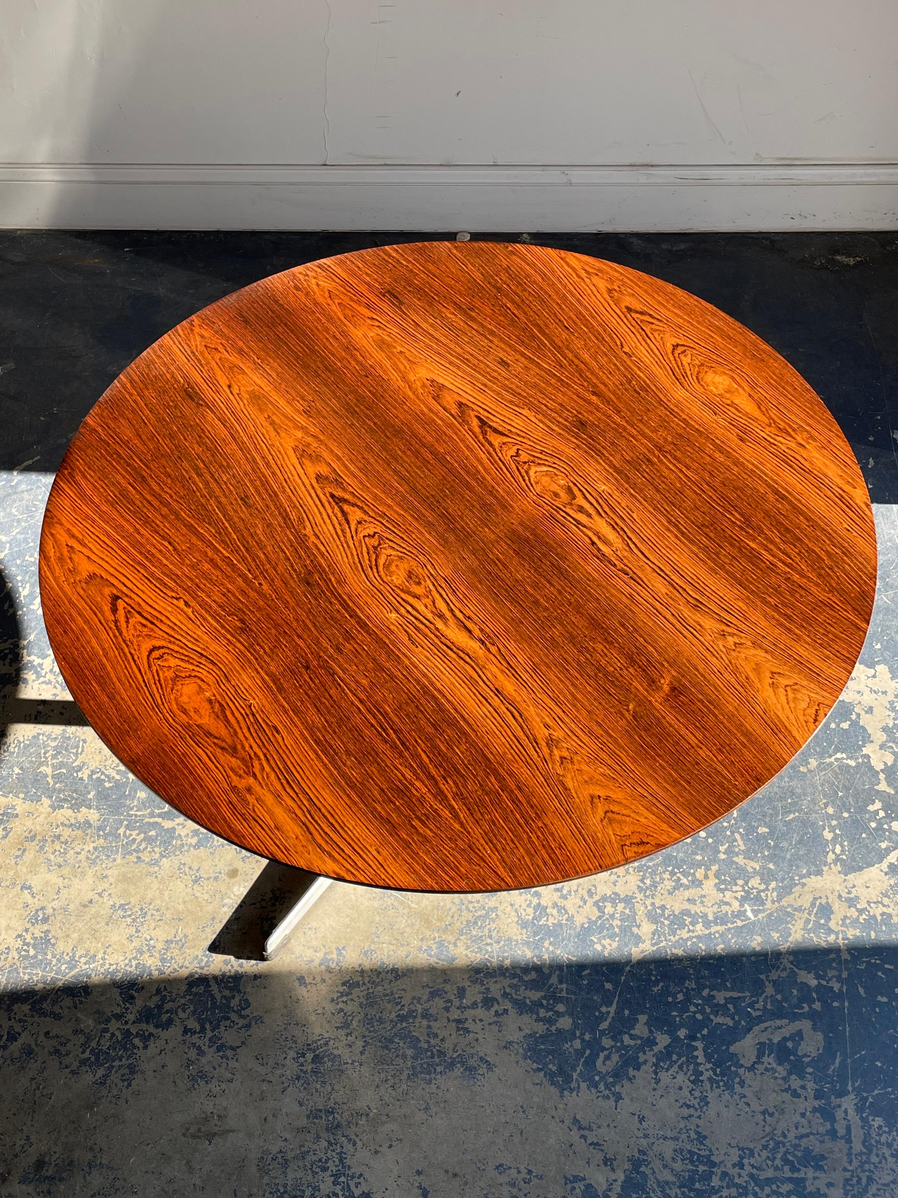 Superbe table basse minimaliste conçue par Arne Jacobsen pour Fritz Hansen. Plateau en bois de rose et base en aluminium. La table a été conçue pour s'harmoniser avec les chaises iconiques d'Arne Jacobsen, le cygne et l'œuf, comme en témoigne la