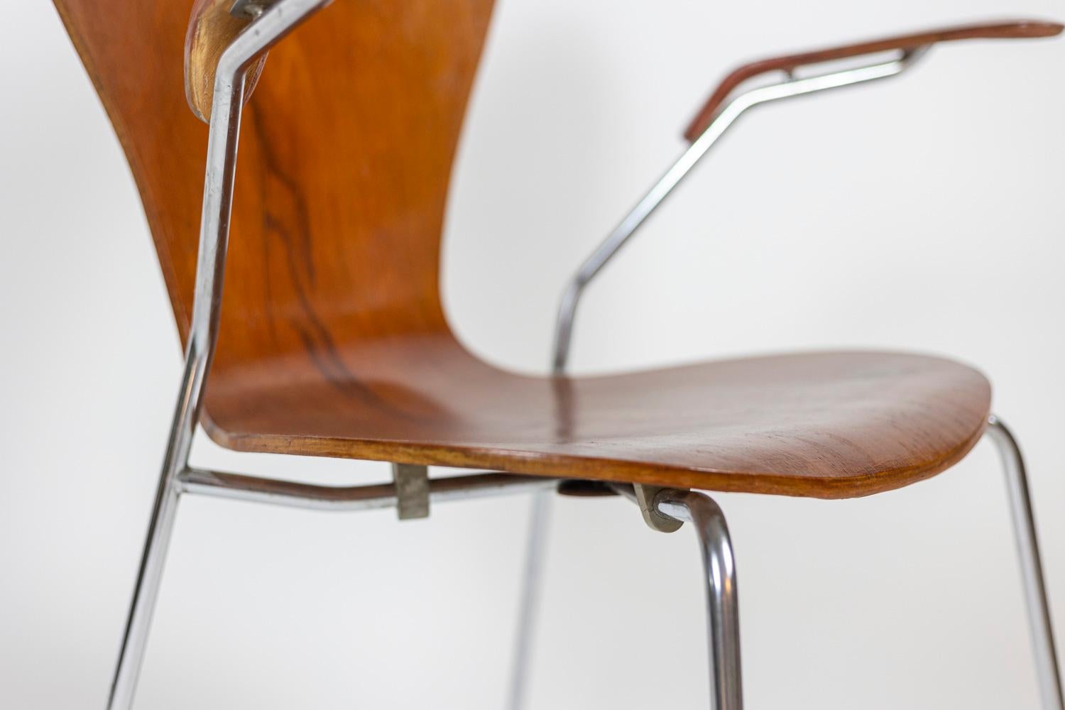 Arne Jacobsen, dem zugeschrieben wird. 
Fritz Hansen, herausgegeben von.

Sessel aus geformtem Sperrholz, Modell 