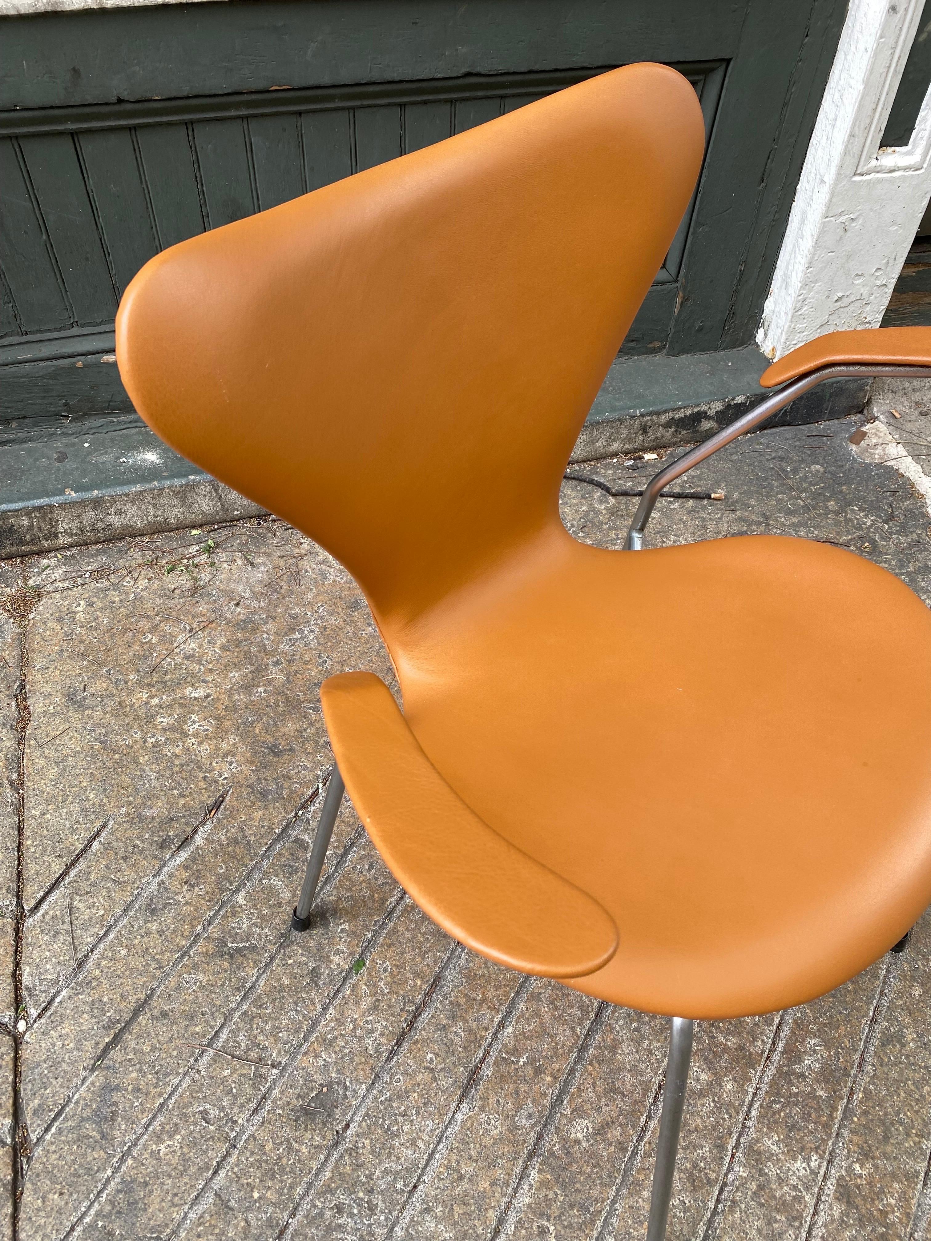 Poltrona Arne Jacobsen per Fritz Hansen Serie 7 Modello 3207 appena rivestita in pelle marrone. In ottime condizioni e pronto a partire! Etichetta originale riattaccata.
