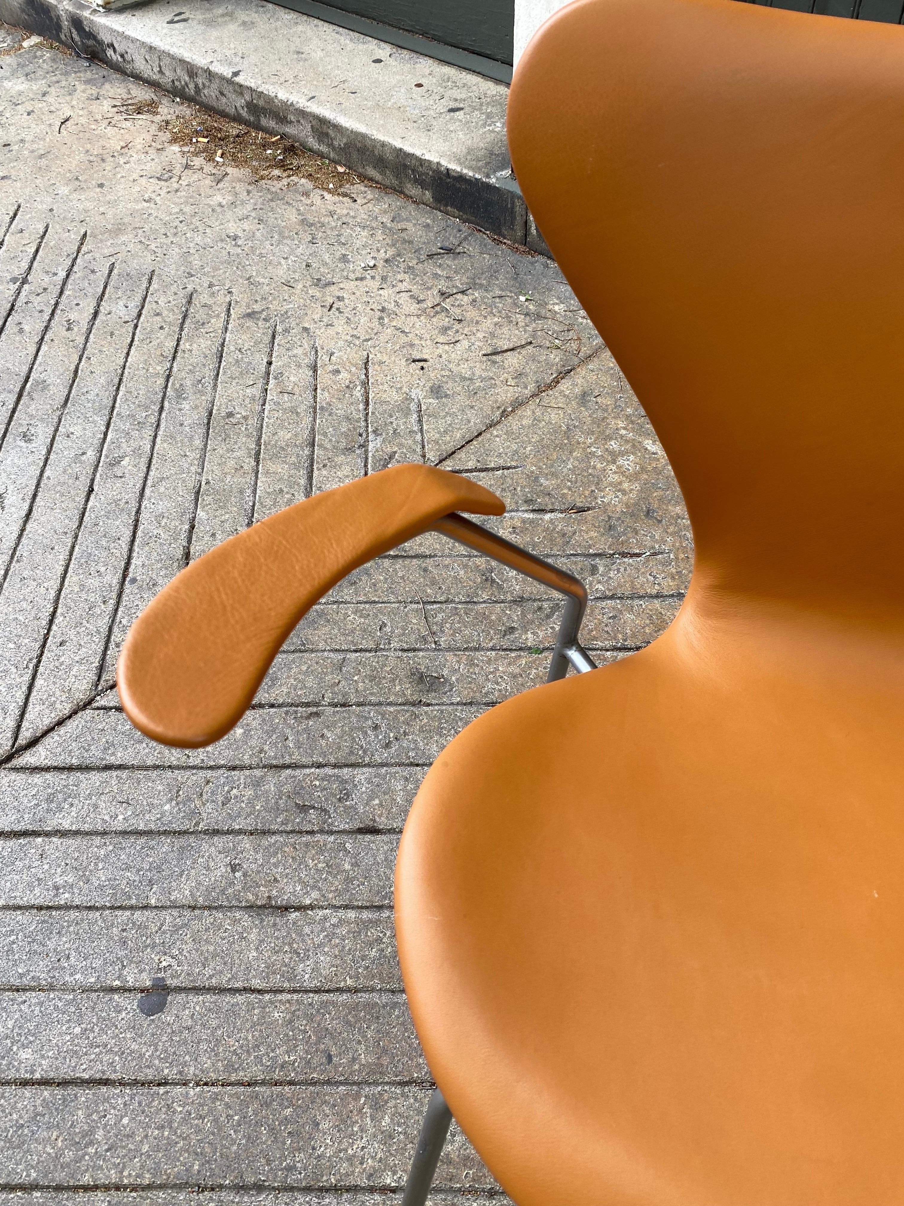 Arne Jacobsen for Fritz Hansen Armchair Model 3207 in Leather In Good Condition For Sale In Philadelphia, PA